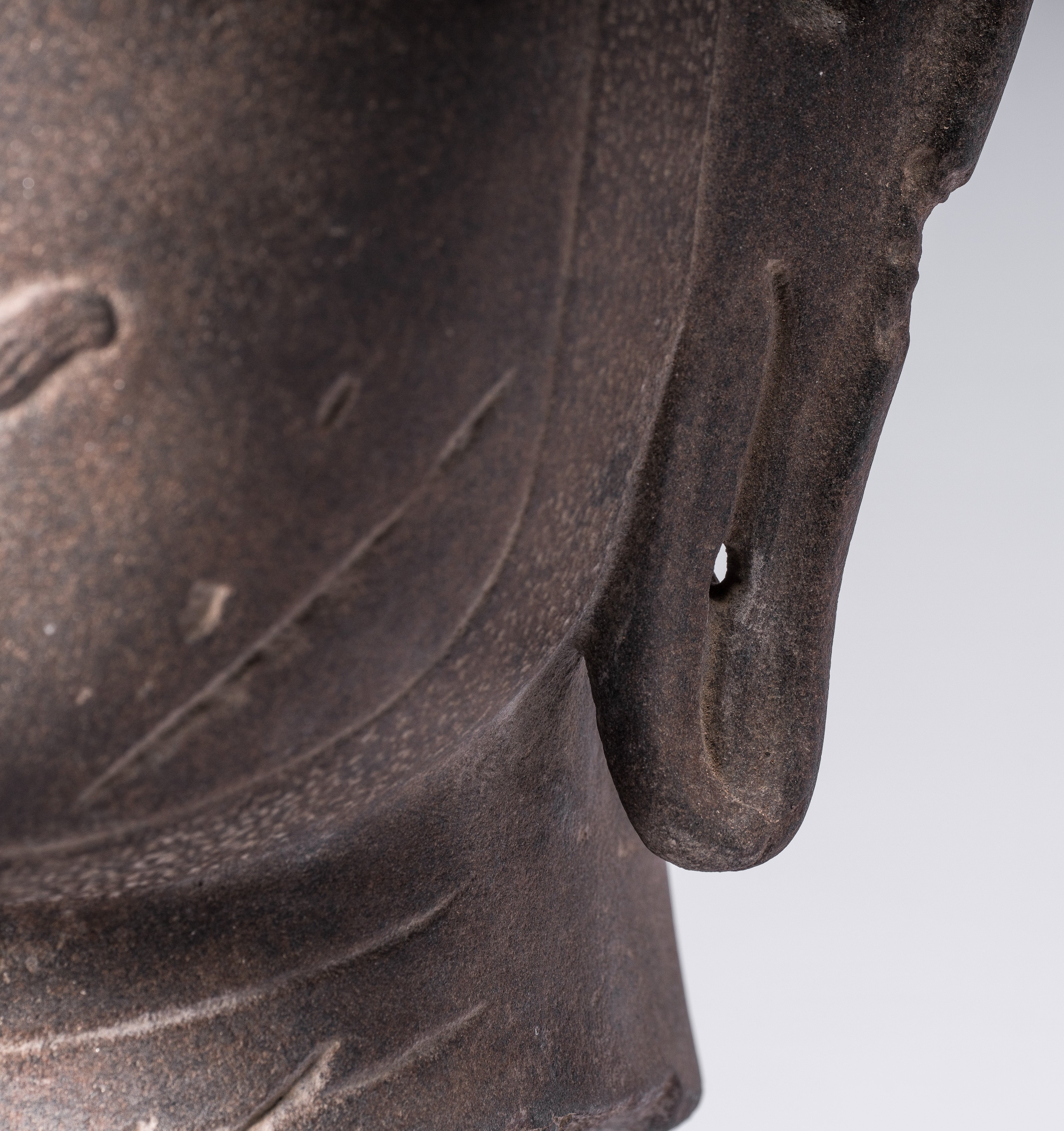 Statue de Vishnu – Tête antique de Vishnu khmer de style Banteay Srei montée sur pierre – 56 cm/22"