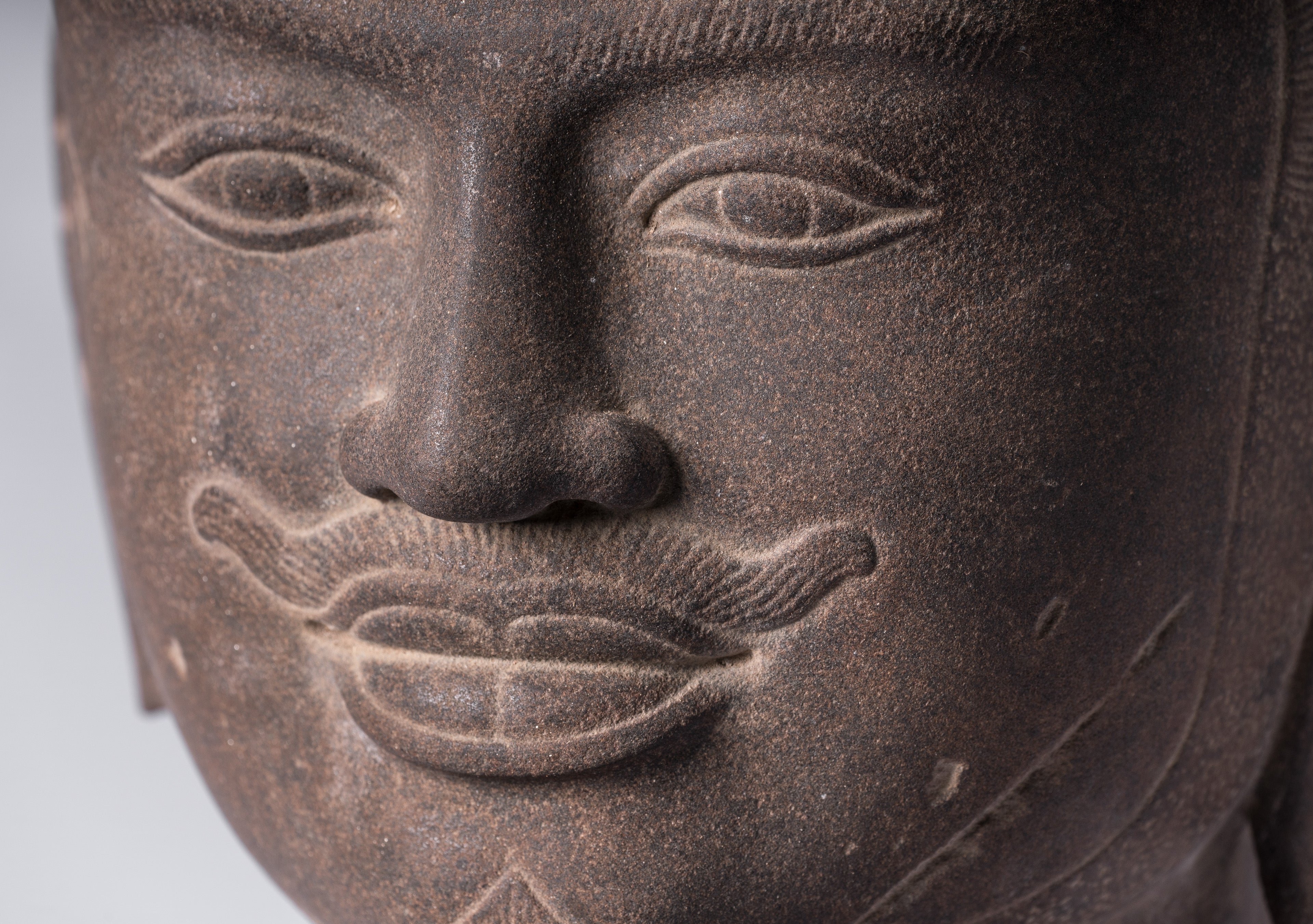 Statue de Vishnu – Tête antique de Vishnu khmer de style Banteay Srei montée sur pierre – 56 cm/22"