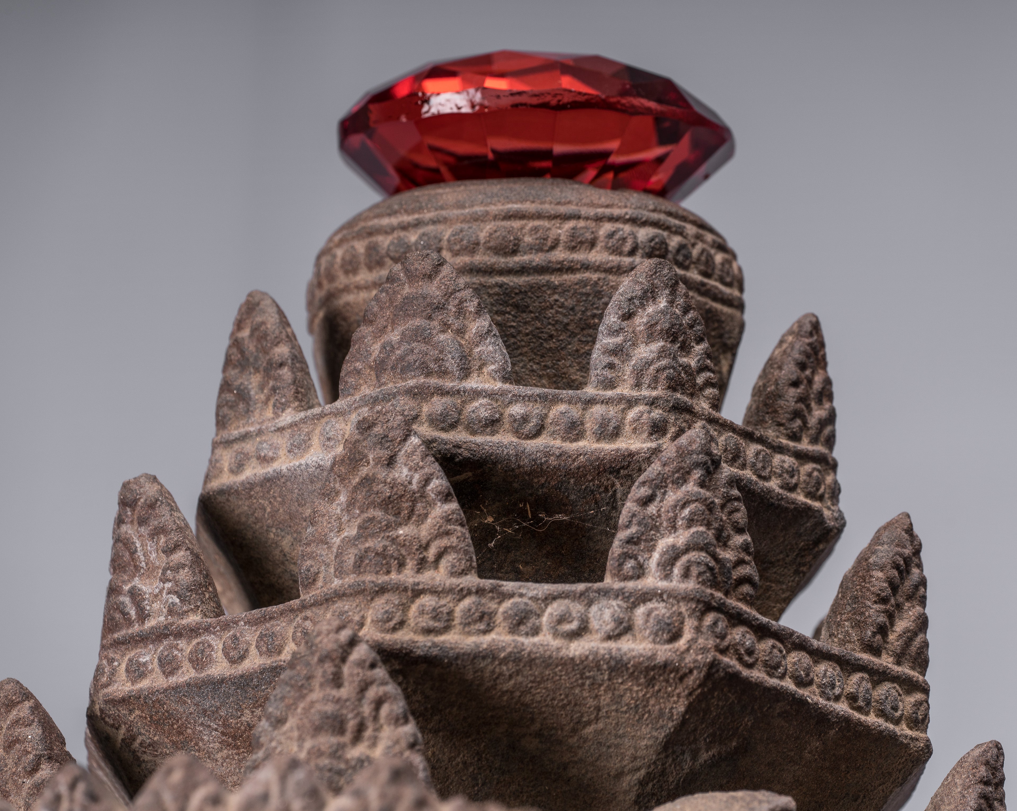 Statue de Vishnu – Tête antique de Vishnu khmer de style Banteay Srei montée sur pierre – 56 cm/22"