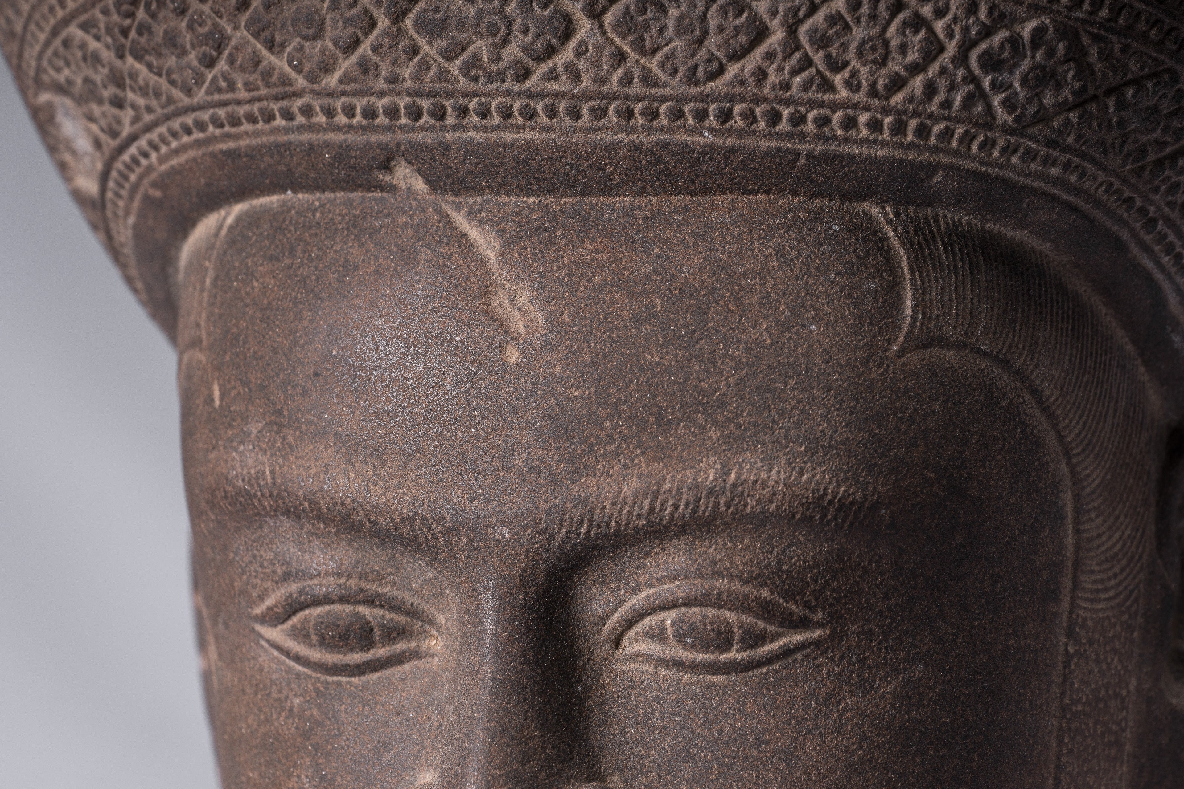 Statue de Vishnu – Tête antique de Vishnu khmer de style Banteay Srei montée sur pierre – 56 cm/22"