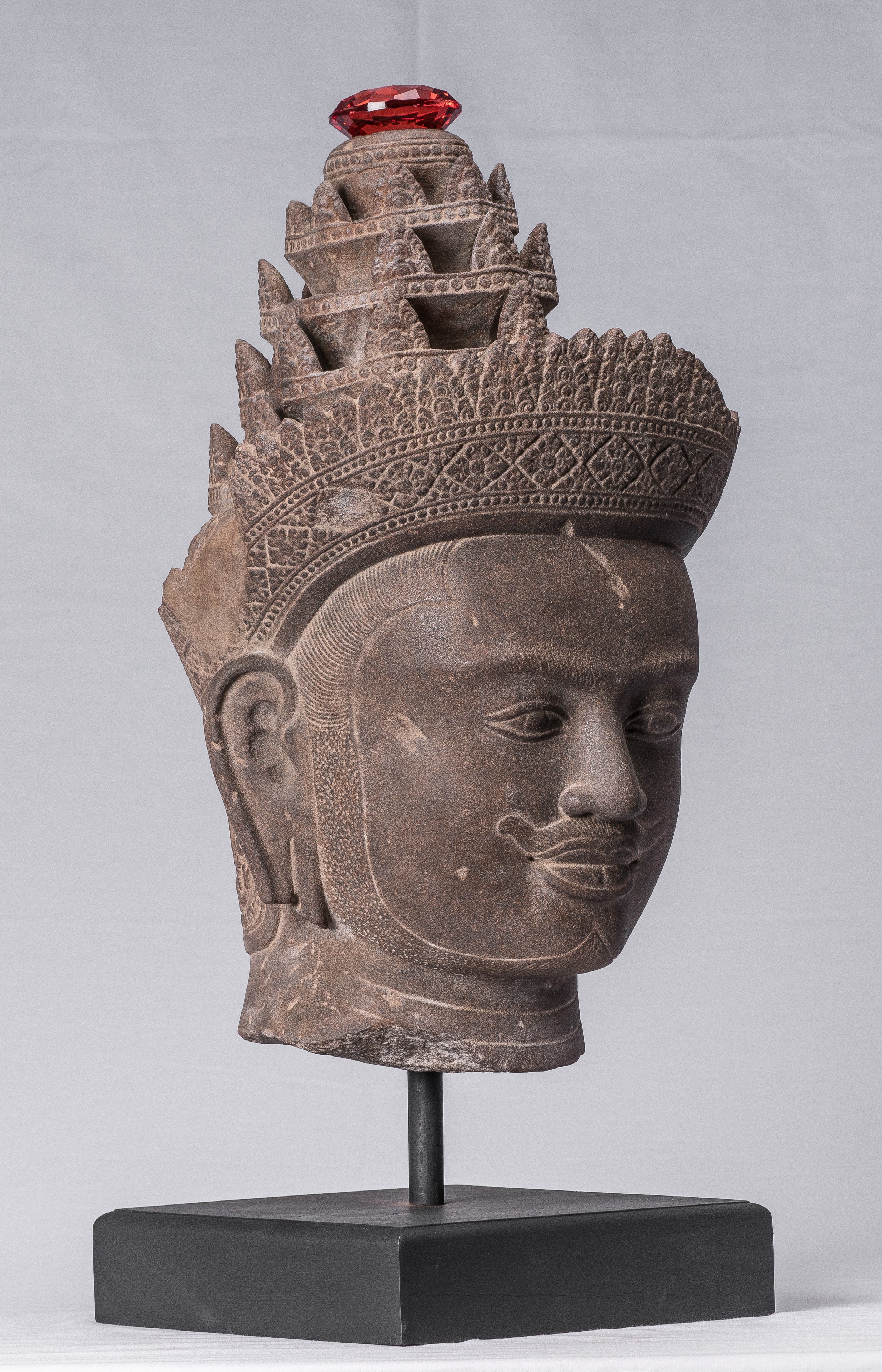 Statue de Vishnu – Tête antique de Vishnu khmer de style Banteay Srei montée sur pierre – 56 cm/22"