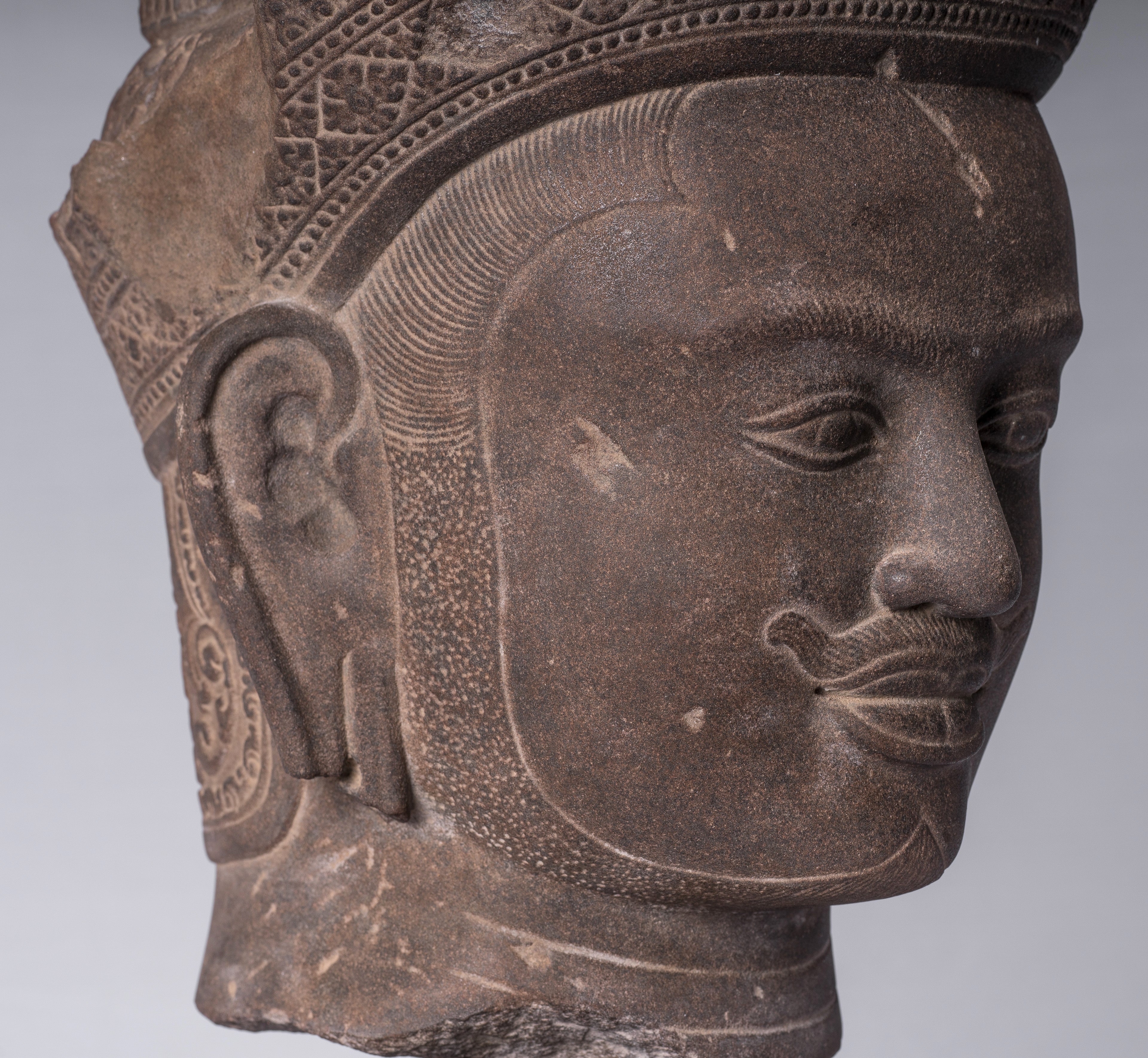 Statue de Vishnu – Tête antique de Vishnu khmer de style Banteay Srei montée sur pierre – 56 cm/22"