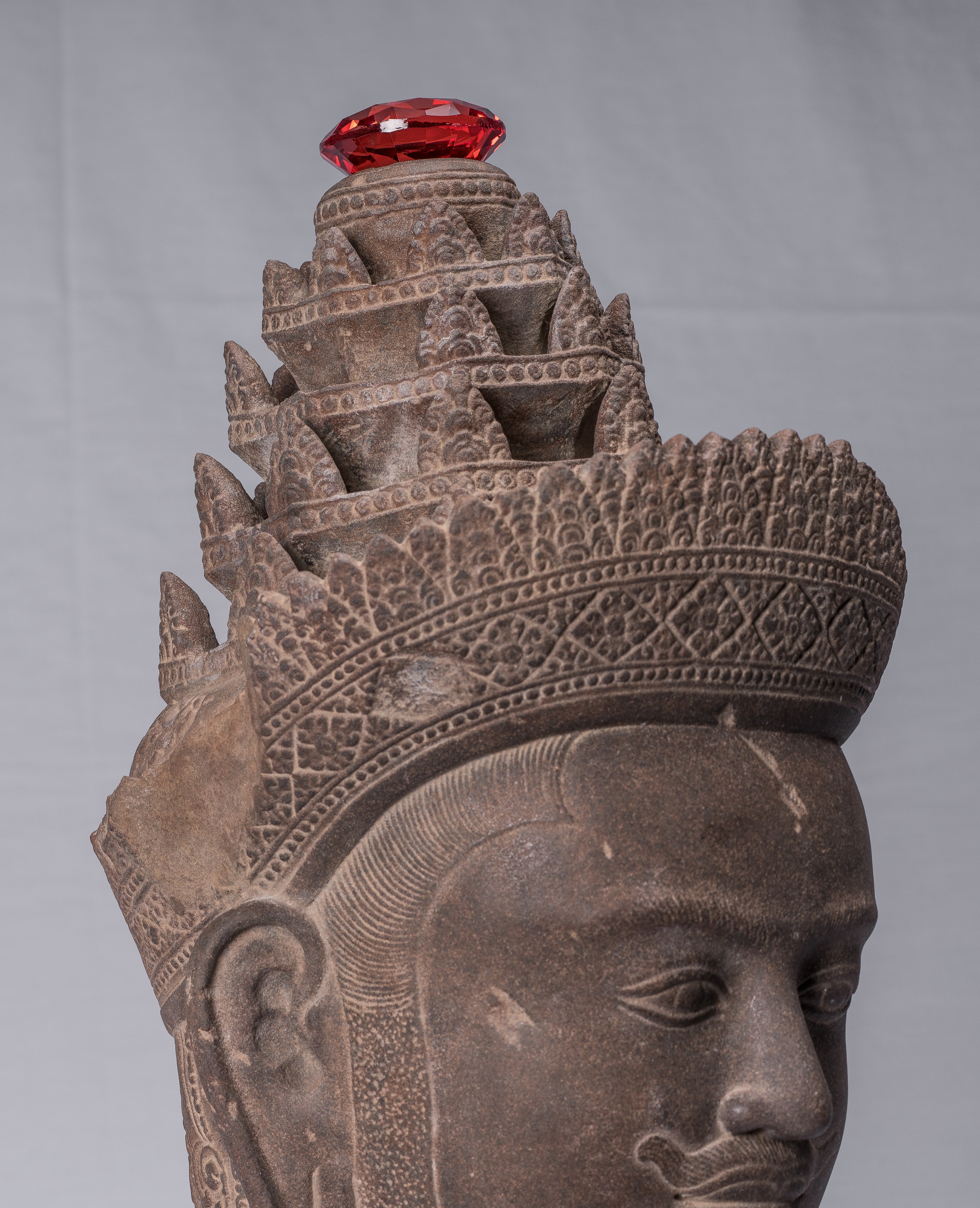 Statue de Vishnu – Tête antique de Vishnu khmer de style Banteay Srei montée sur pierre – 56 cm/22"