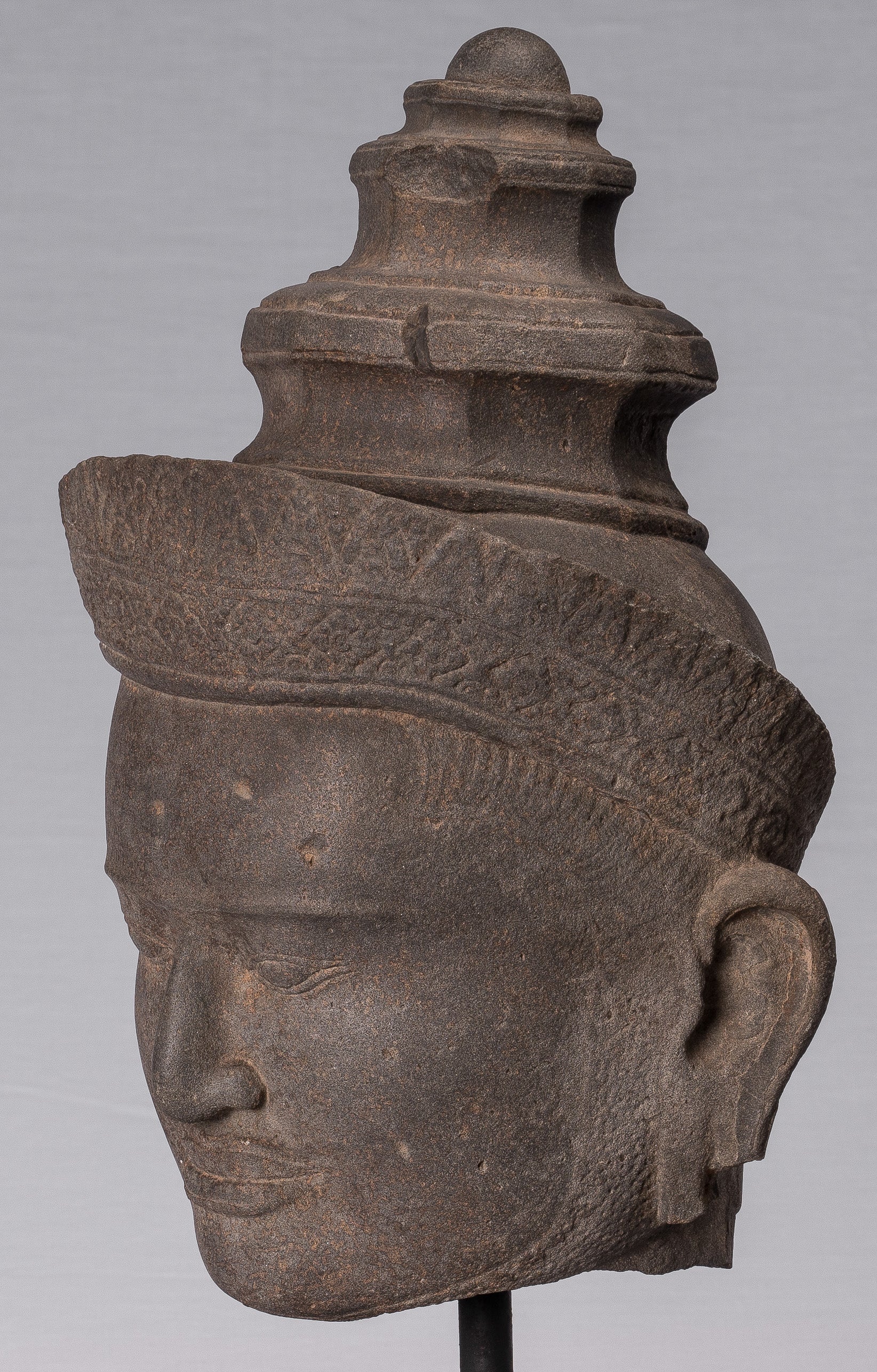 Statue de Vishnu – Tête de Vishnu en grès antique de style Preah-Ko – Protecteur et conservateur – 52 cm/21"