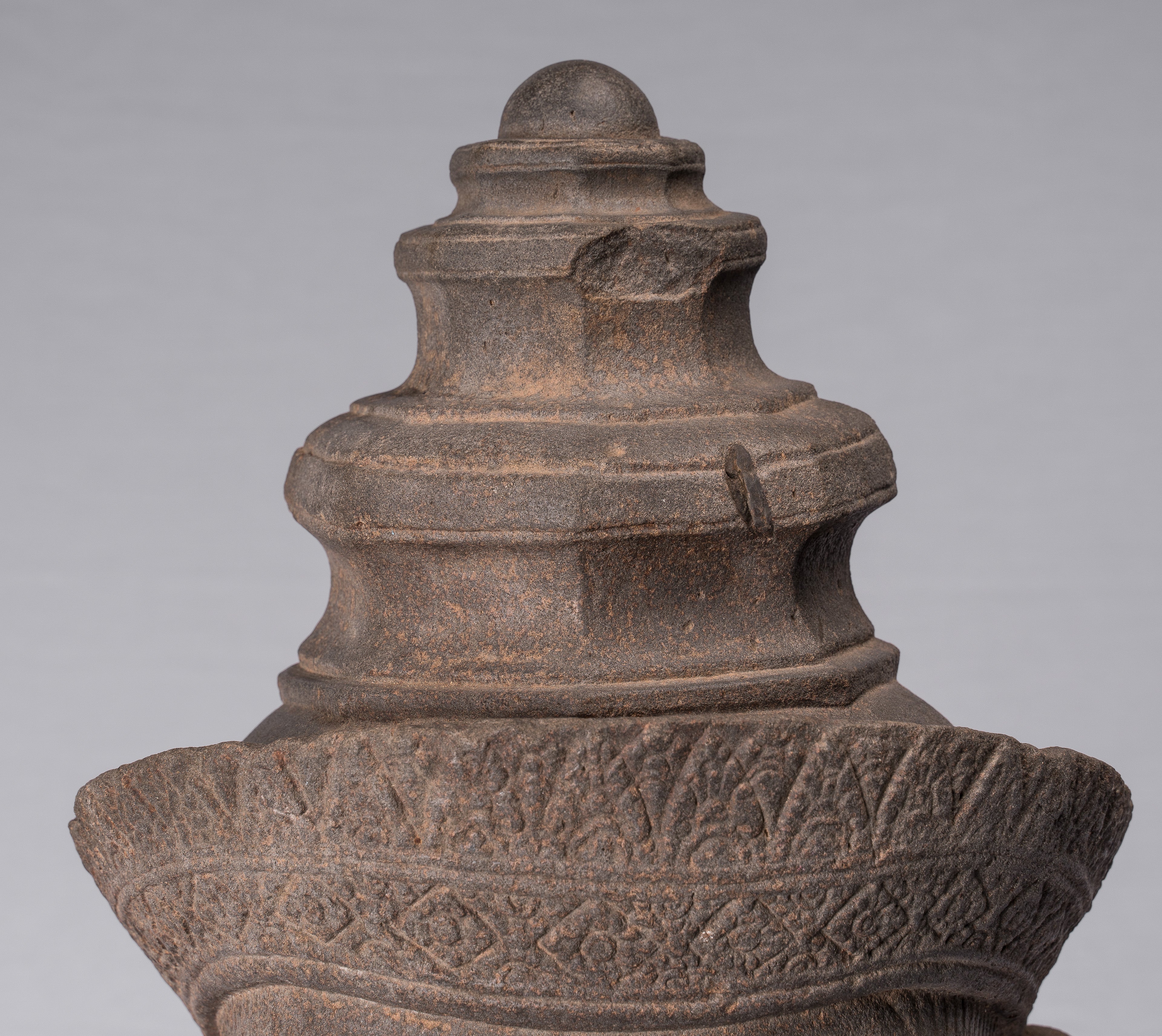 Statue de Vishnu – Tête de Vishnu en grès antique de style Preah-Ko – Protecteur et conservateur – 52 cm/21"