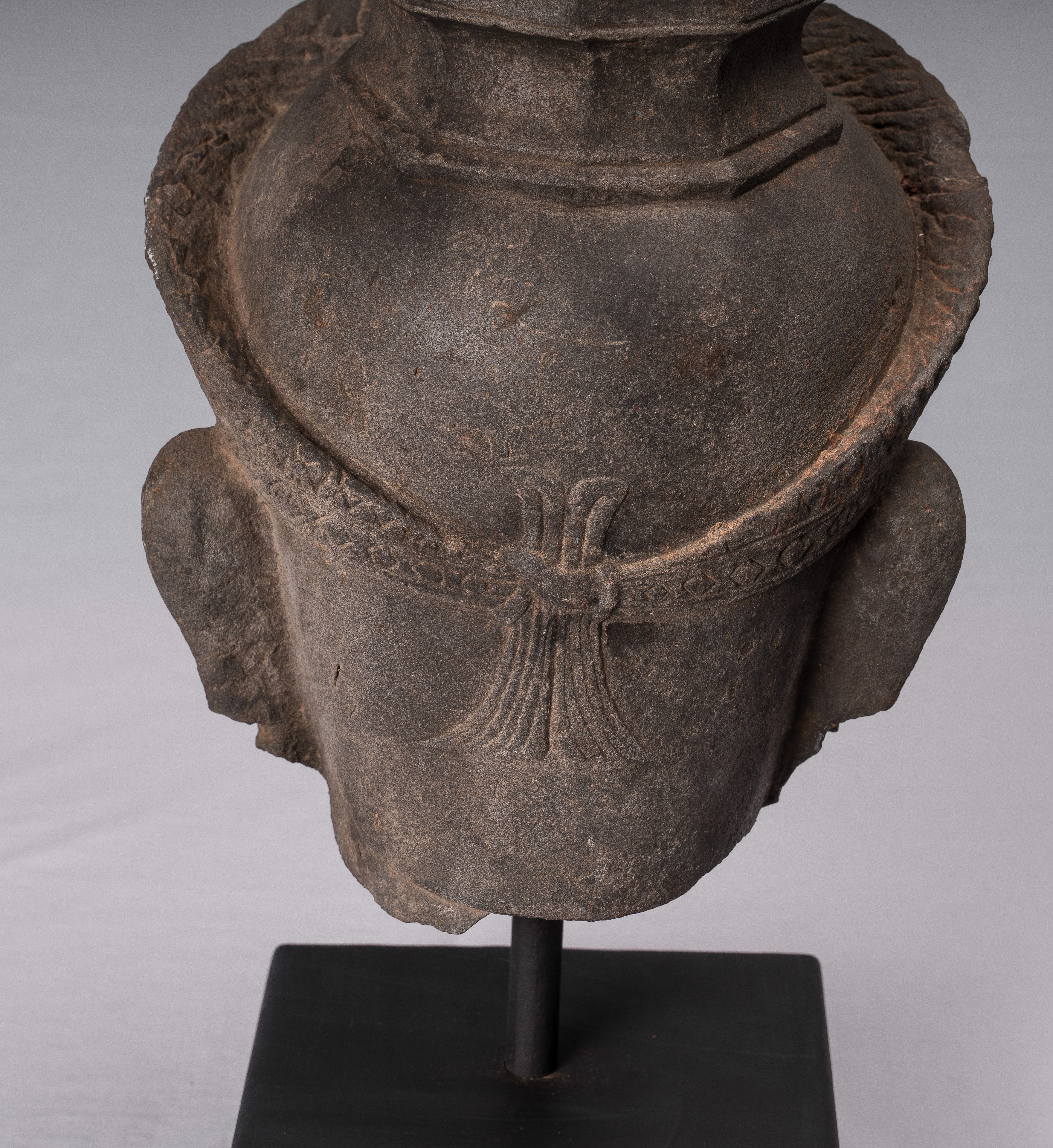 Statue de Vishnu – Tête de Vishnu en grès antique de style Preah-Ko – Protecteur et conservateur – 52 cm/21"