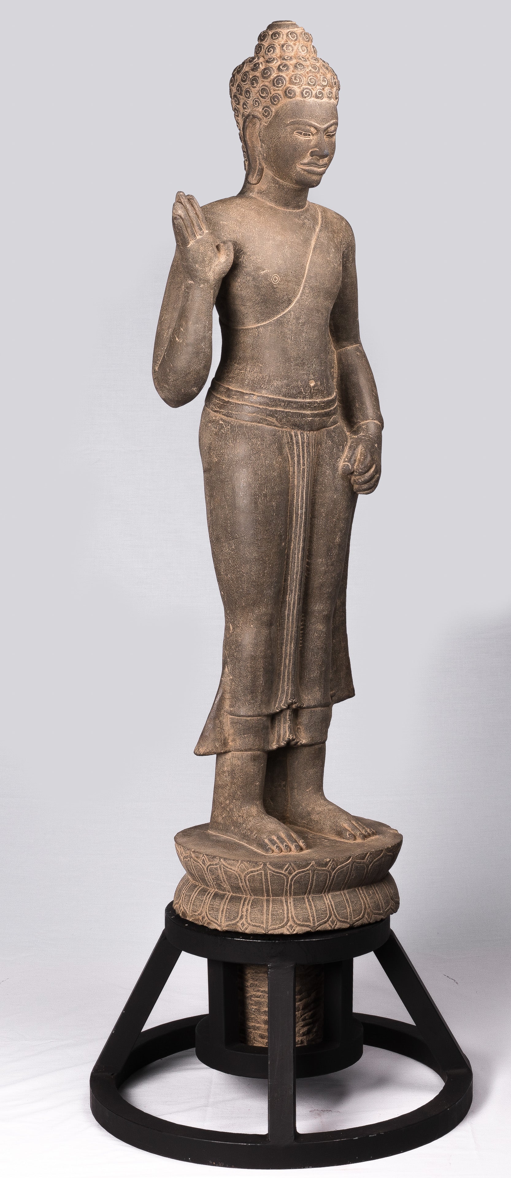 Statue de Bouddha – Bouddha khmer de protection en pierre debout de style Phnom Da antique – 123 cm de haut