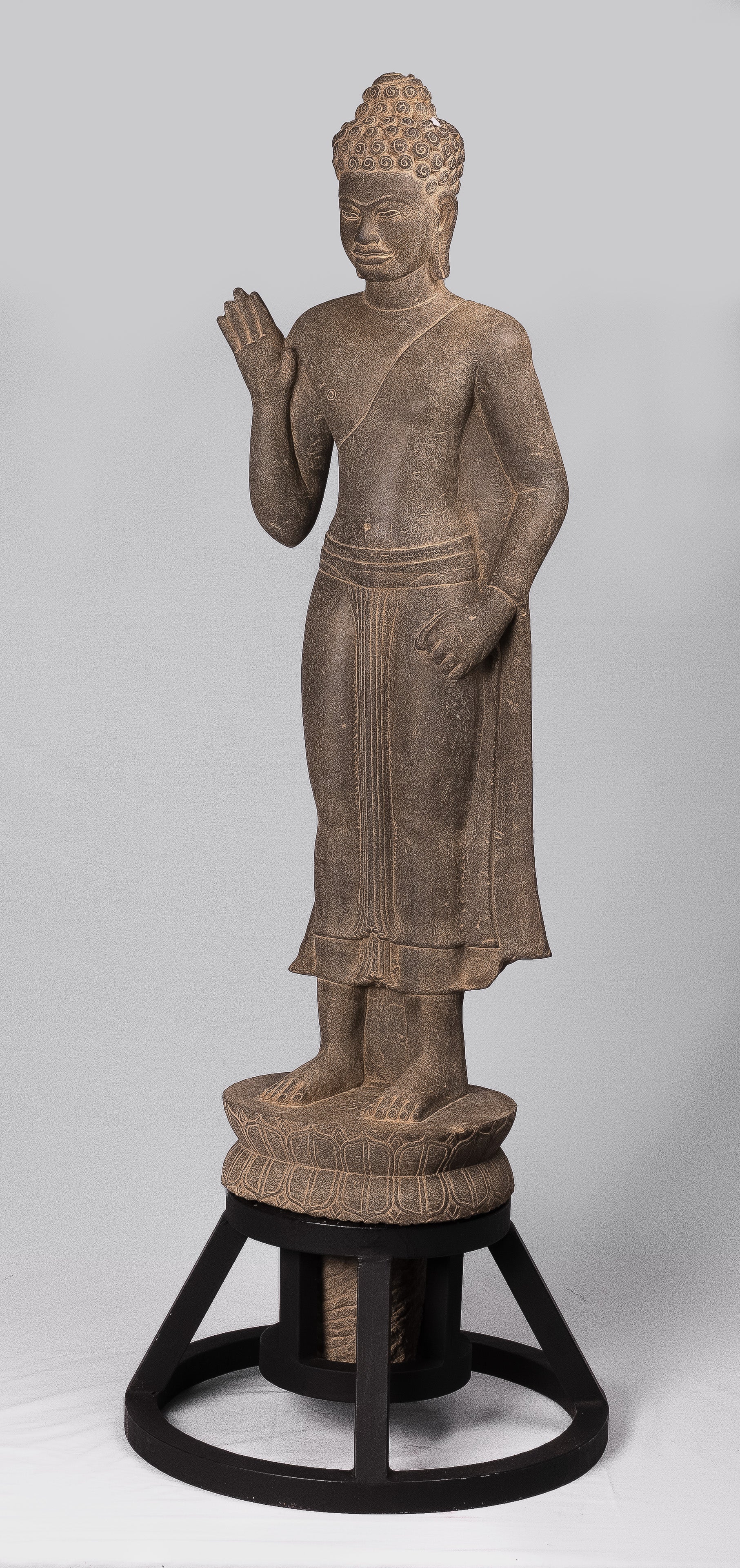 Statue de Bouddha – Bouddha khmer de protection en pierre debout de style Phnom Da antique – 123 cm de haut