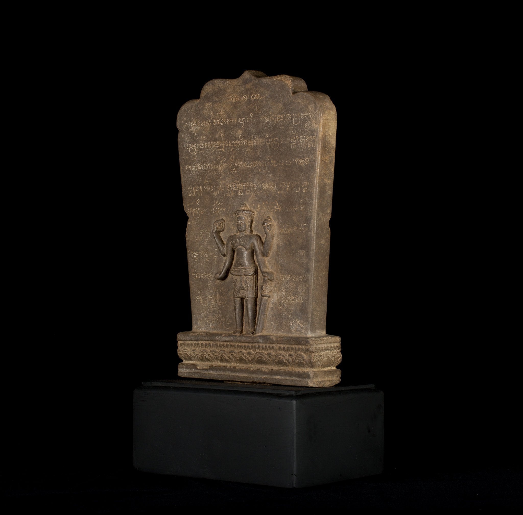 Antike Vishnu-Statue mit Steinstele im Baphuon-Stil – 43 cm