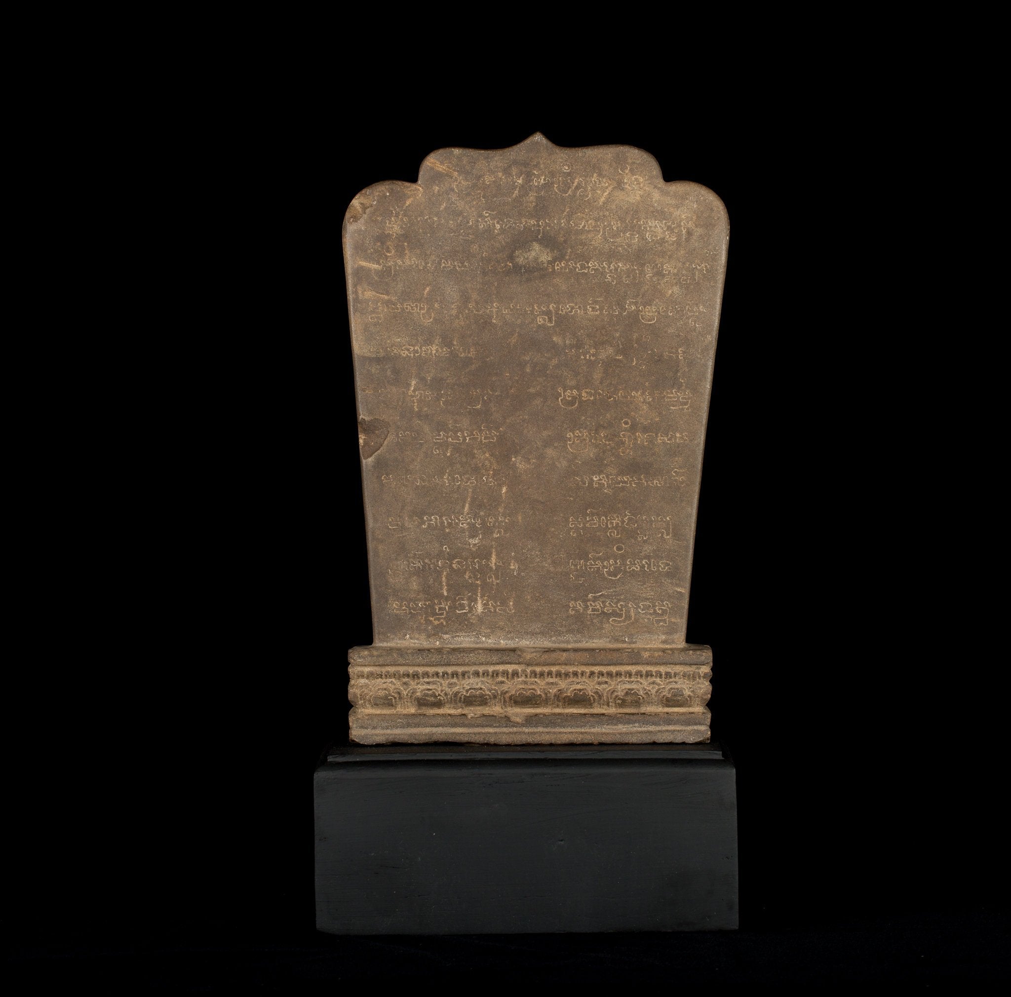 Antike Vishnu-Statue mit Steinstele im Baphuon-Stil – 43 cm