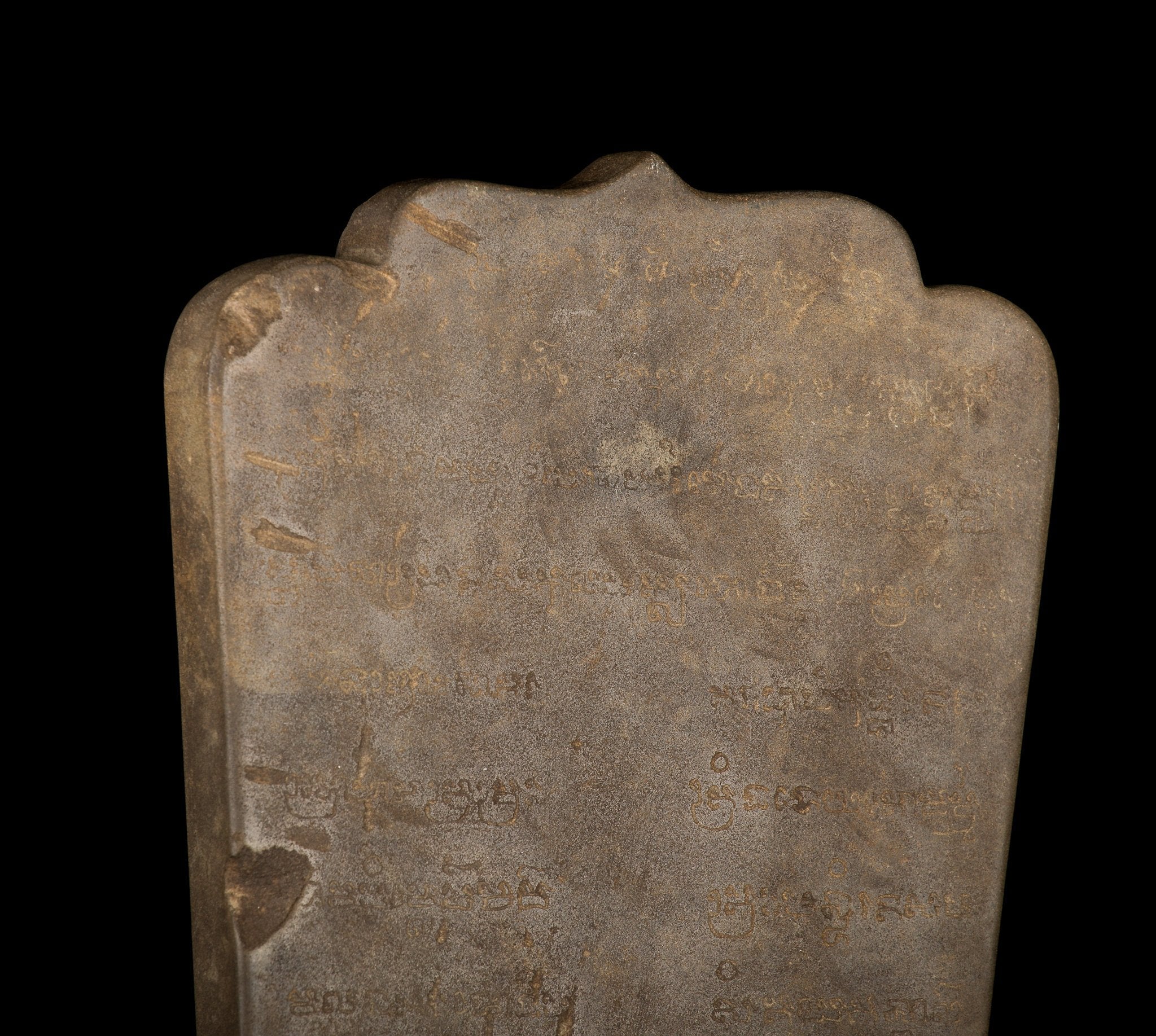 Antike Vishnu-Statue mit Steinstele im Baphuon-Stil – 43 cm