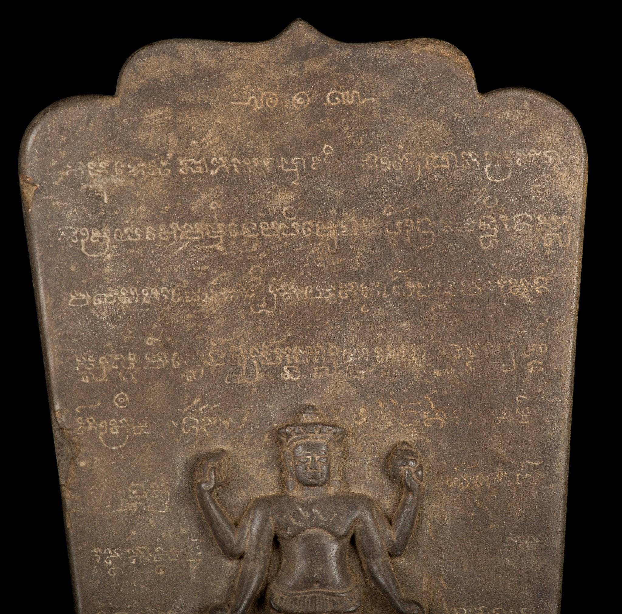 Antike Vishnu-Statue mit Steinstele im Baphuon-Stil – 43 cm