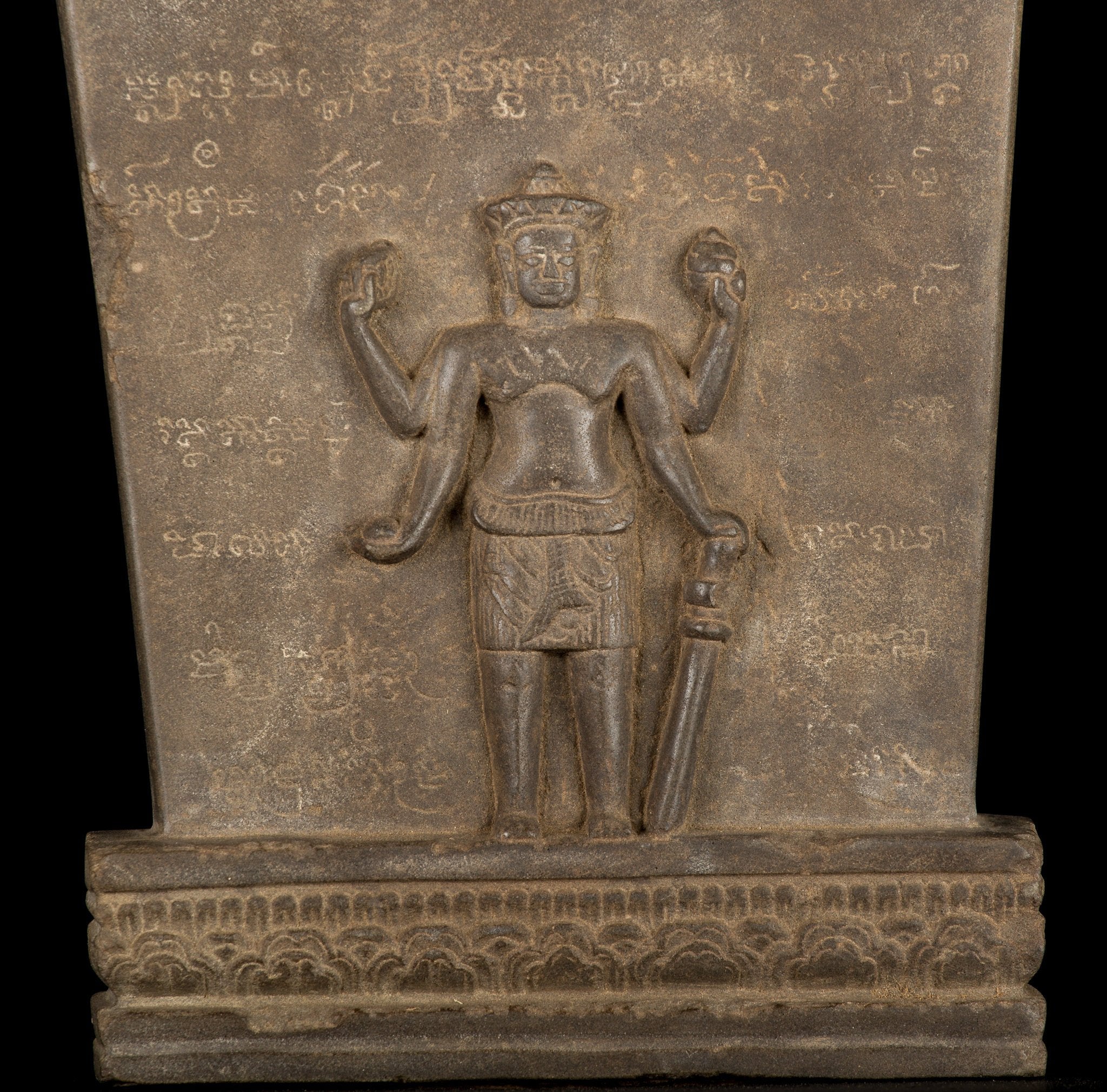 Antike Vishnu-Statue mit Steinstele im Baphuon-Stil – 43 cm