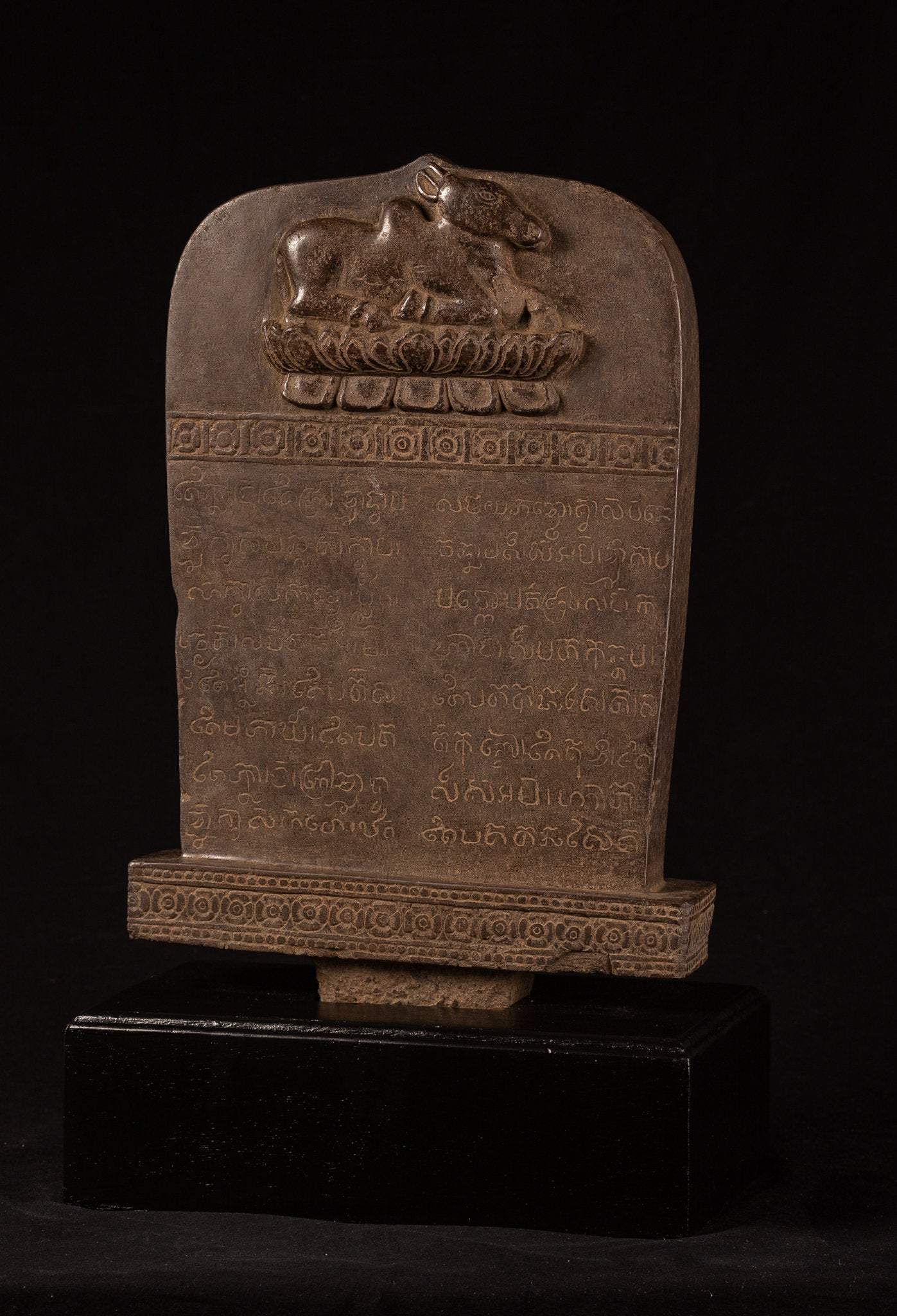Stele sanscrito in pietra in stile khmer antico con Nandi - 65 cm / 26 "
