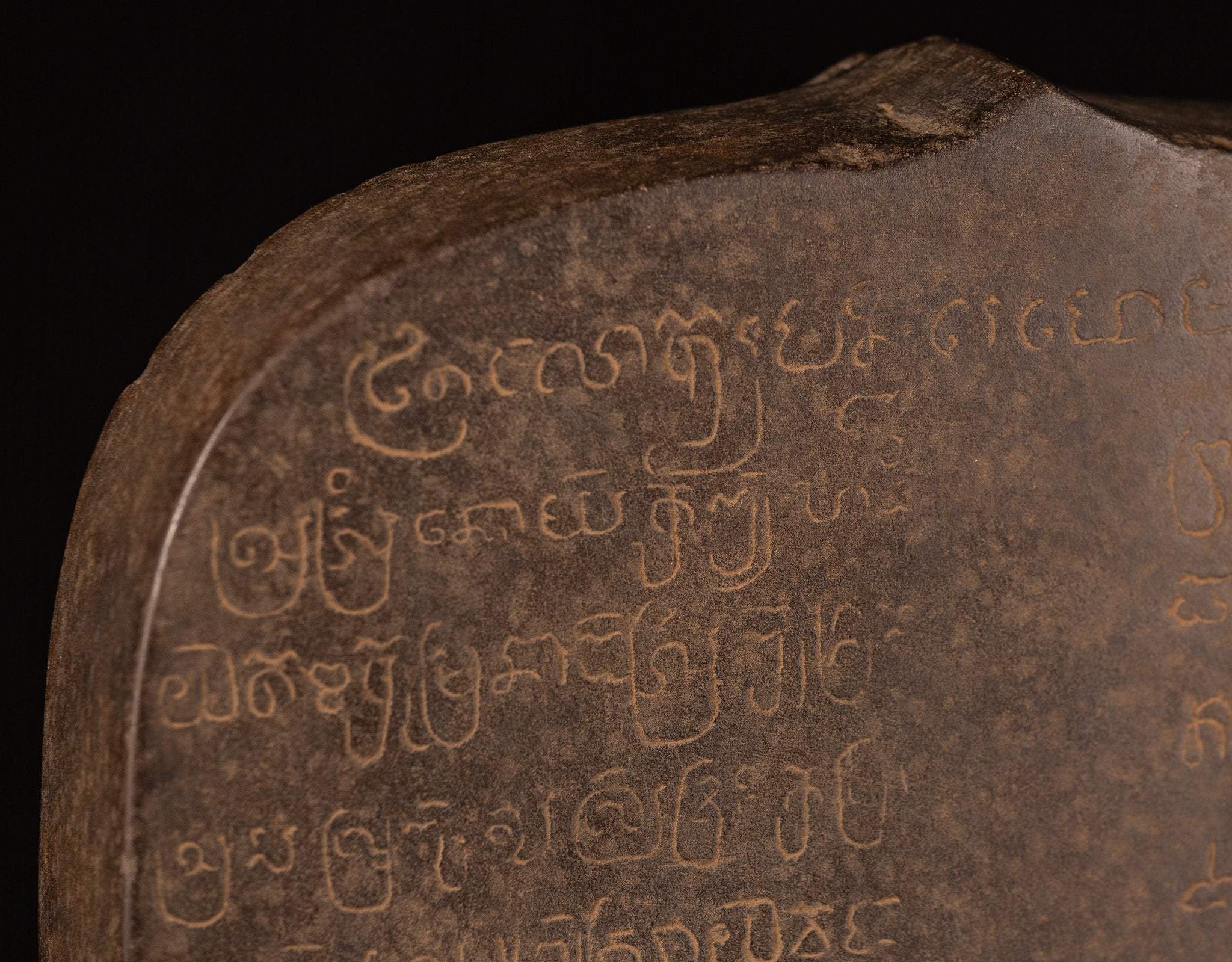 Stele sanscrito in pietra in stile khmer antico con Nandi - 65 cm / 26 "