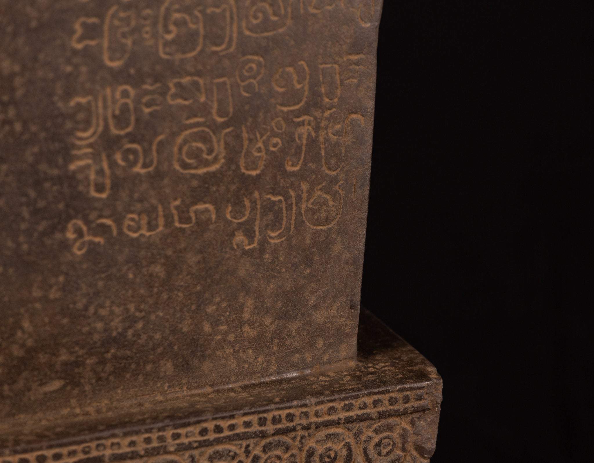 Stele sanscrito in pietra in stile khmer antico con Nandi - 65 cm / 26 "