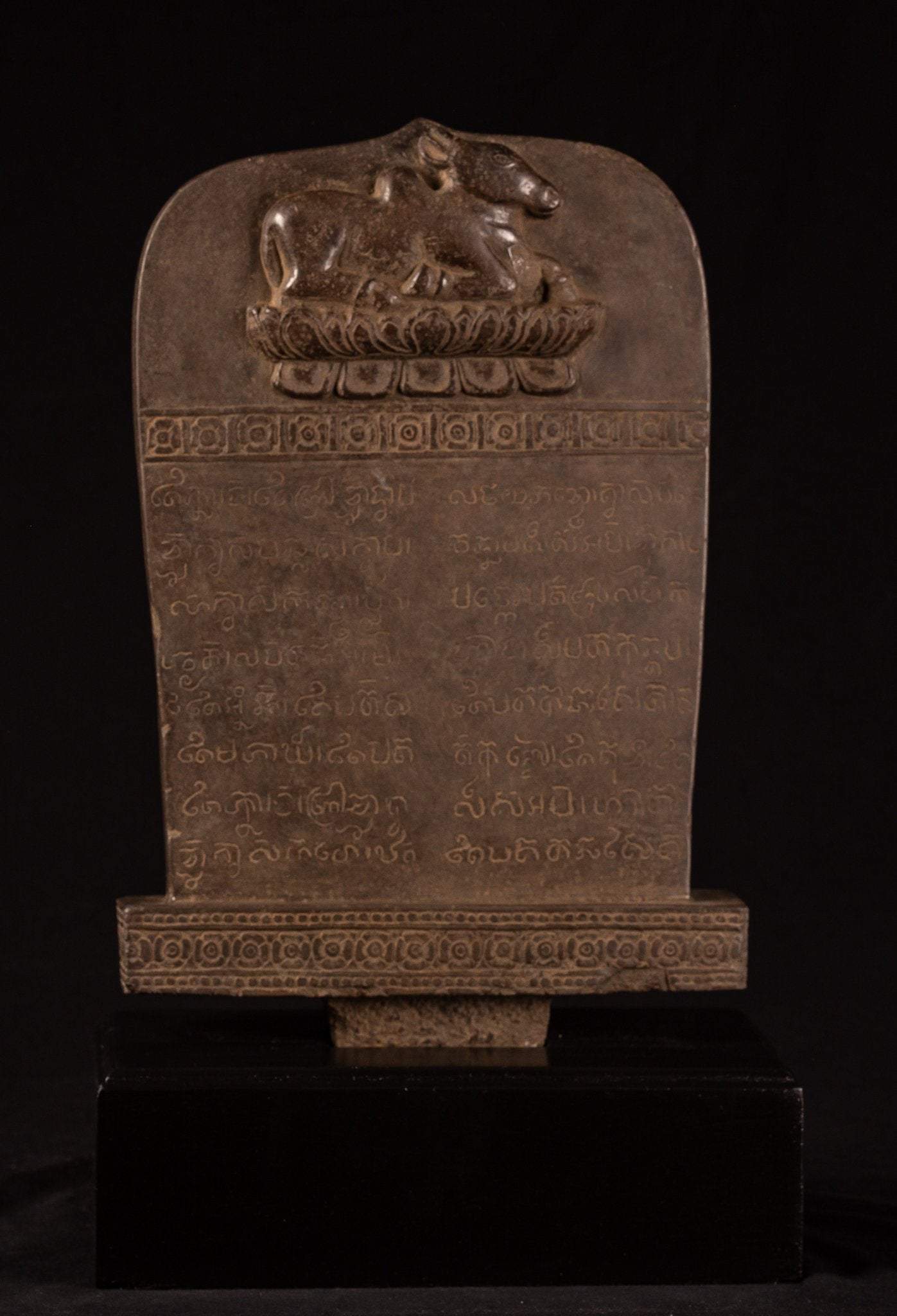 Stele sanscrito in pietra in stile khmer antico con Nandi - 65 cm / 26 "