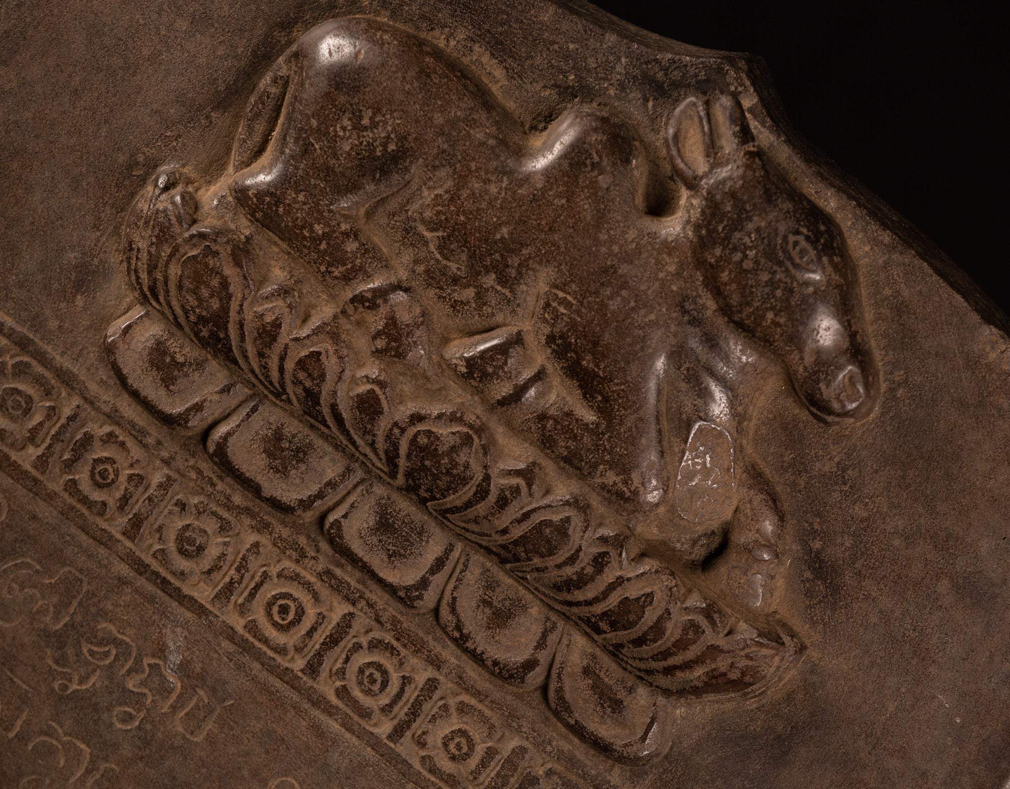 Stele sanscrito in pietra in stile khmer antico con Nandi - 65 cm / 26 "