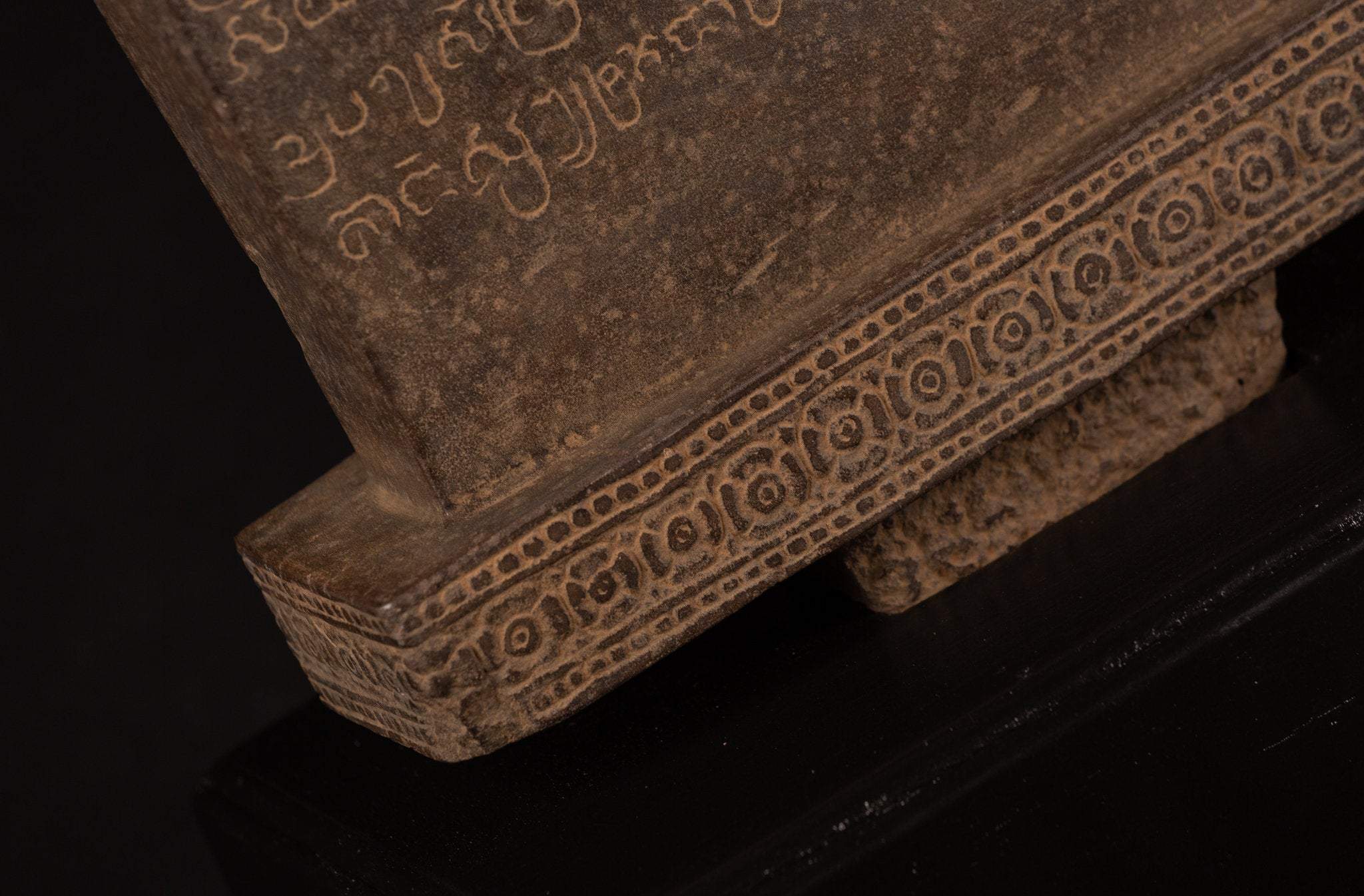 Stele sanscrito in pietra in stile khmer antico con Nandi - 65 cm / 26 "