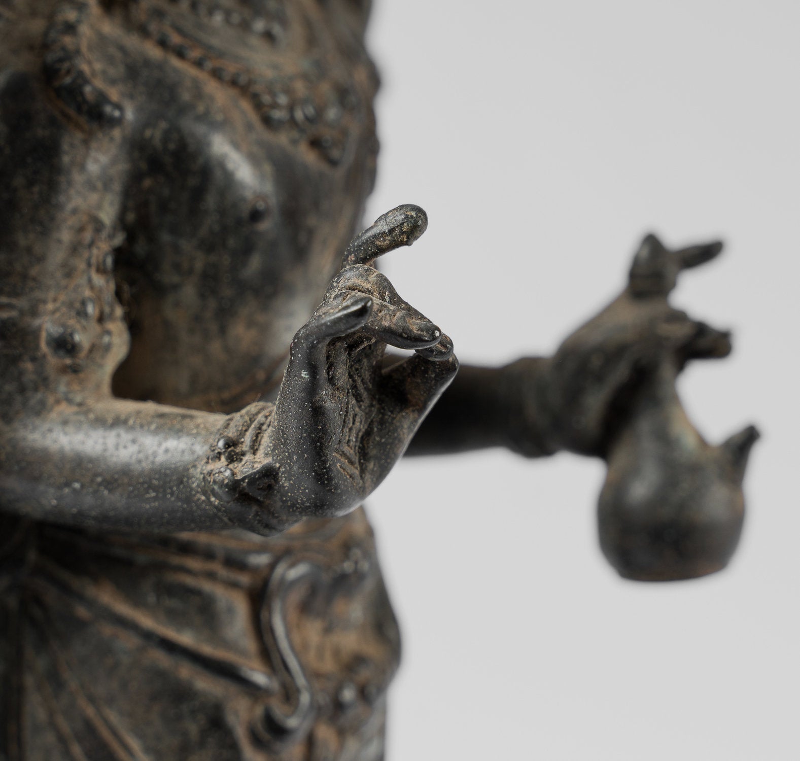 Statue de Vishnu debout Majapahit en bronze de style indonésien antique – Protecteur et conservateur – 37 cm/15"