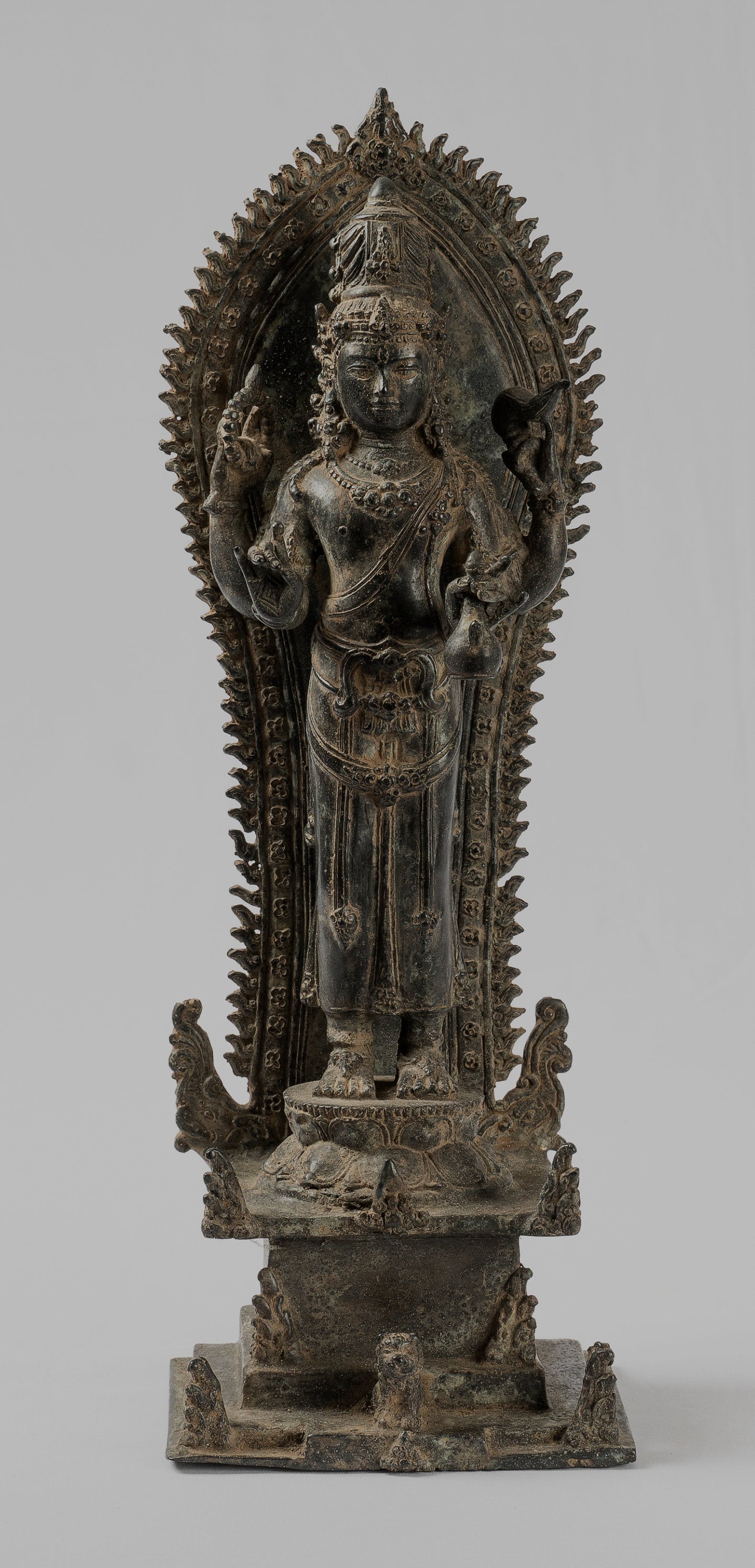 Statue de Vishnu debout Majapahit en bronze de style indonésien antique – Protecteur et conservateur – 37 cm/15"