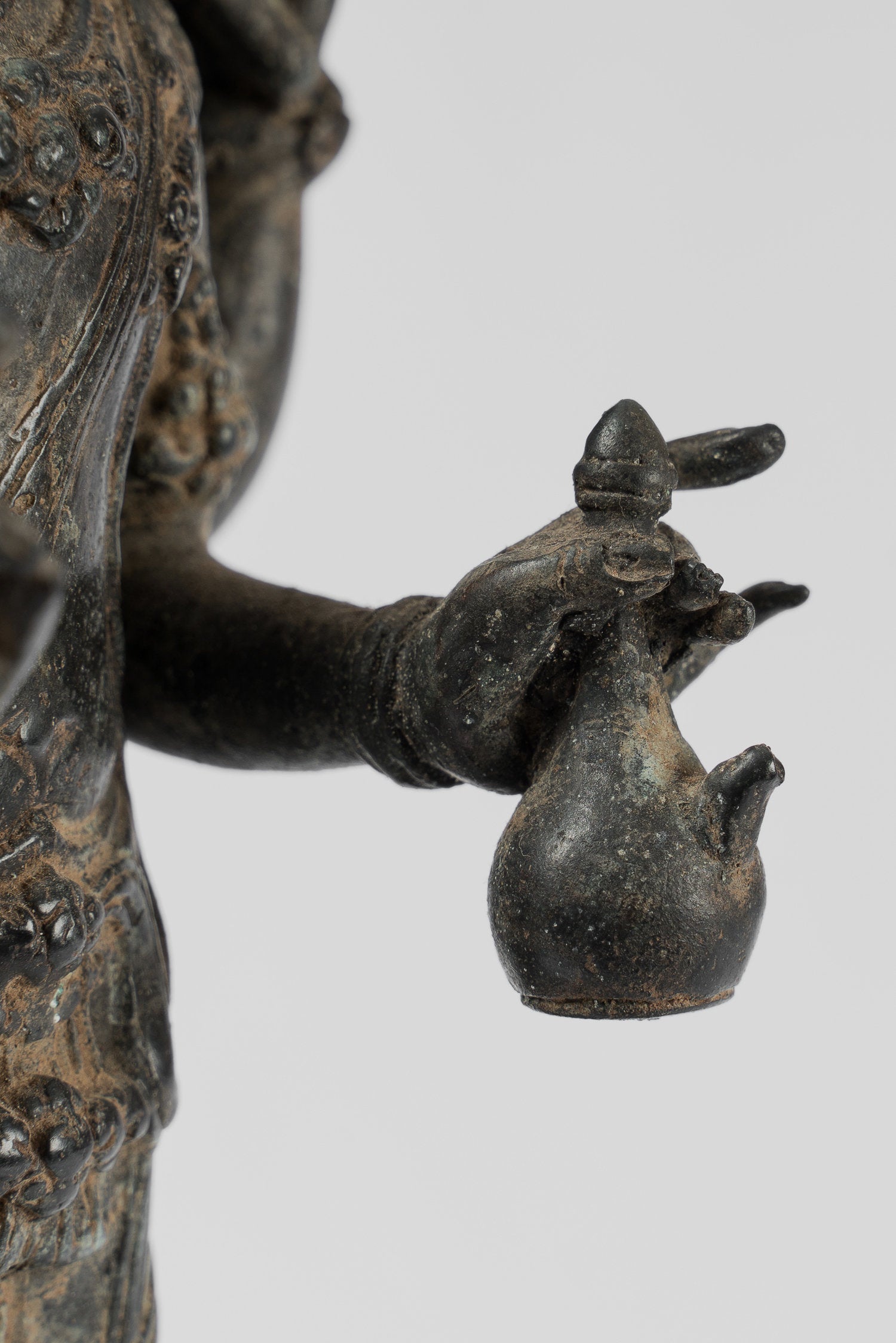 Statue de Vishnu debout Majapahit en bronze de style indonésien antique – Protecteur et conservateur – 37 cm/15"