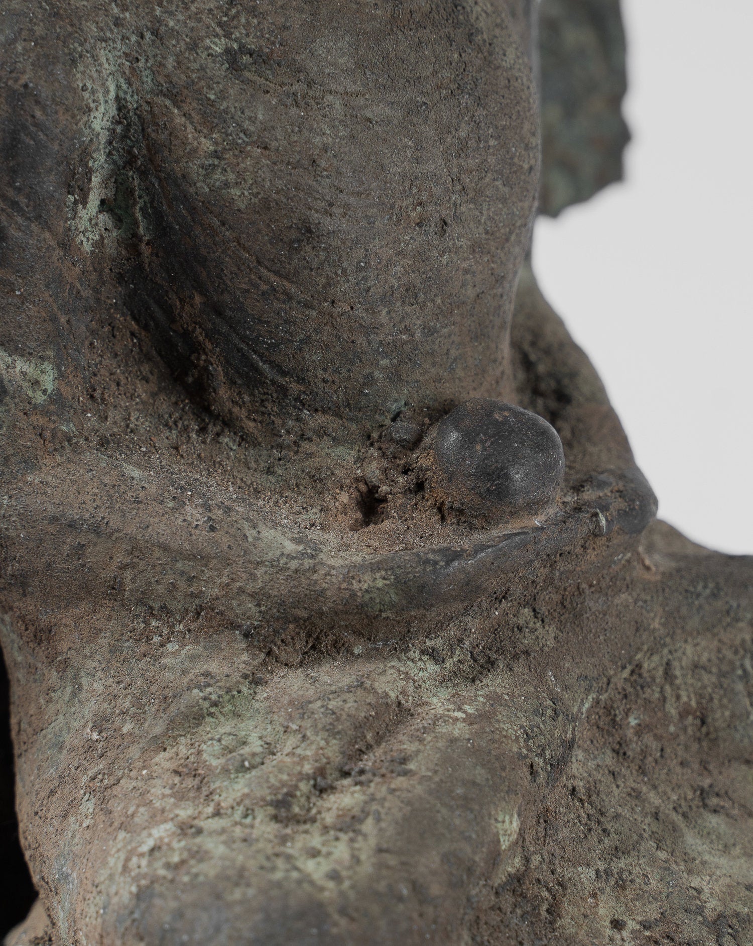 Statue antique de Bouddha Amitabha javanais en bronze assis de style indonésien - 23 cm/9"