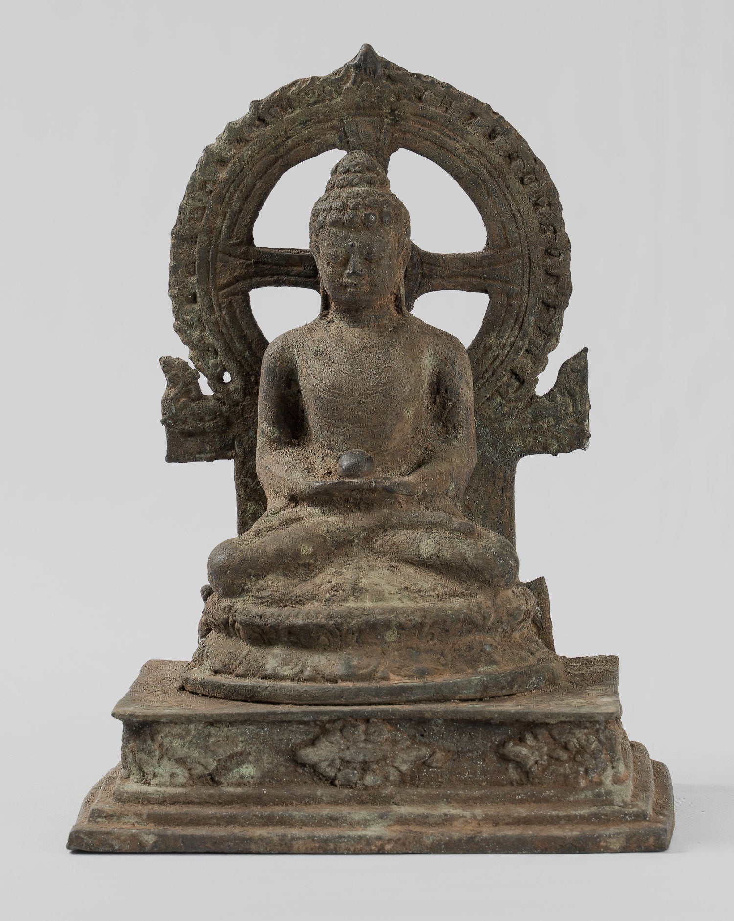 Statue antique de Bouddha Amitabha javanais en bronze assis de style indonésien - 23 cm/9"