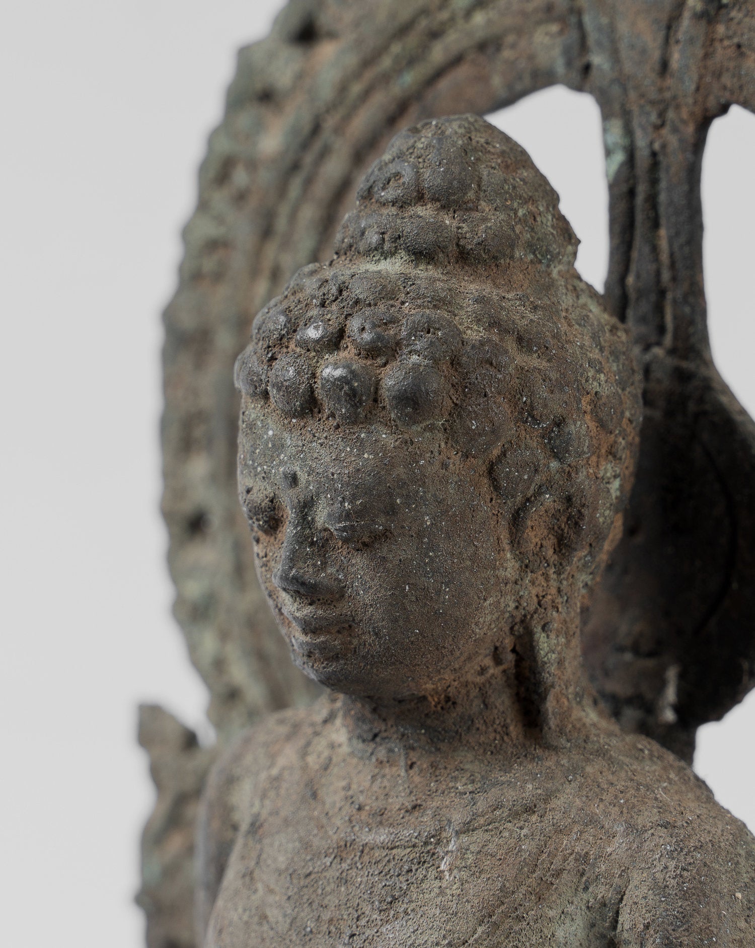 Statue antique de Bouddha Amitabha javanais en bronze assis de style indonésien - 23 cm/9"