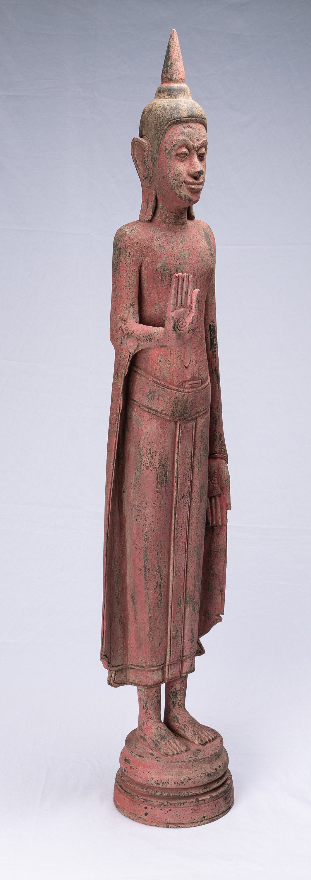 Buddha-Statue – Holz im antiken Khmer-Stil, stehend, schützend, Montag-Buddha-Statue – 107 cm/43 Zoll