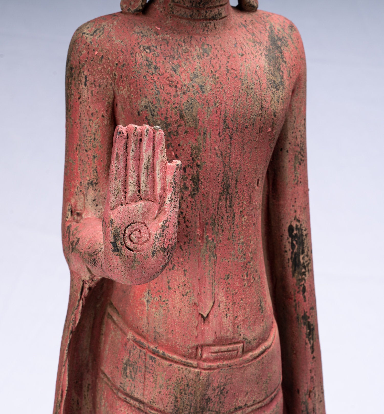 Buddha-Statue – Holz im antiken Khmer-Stil, stehend, schützend, Montag-Buddha-Statue – 107 cm/43 Zoll