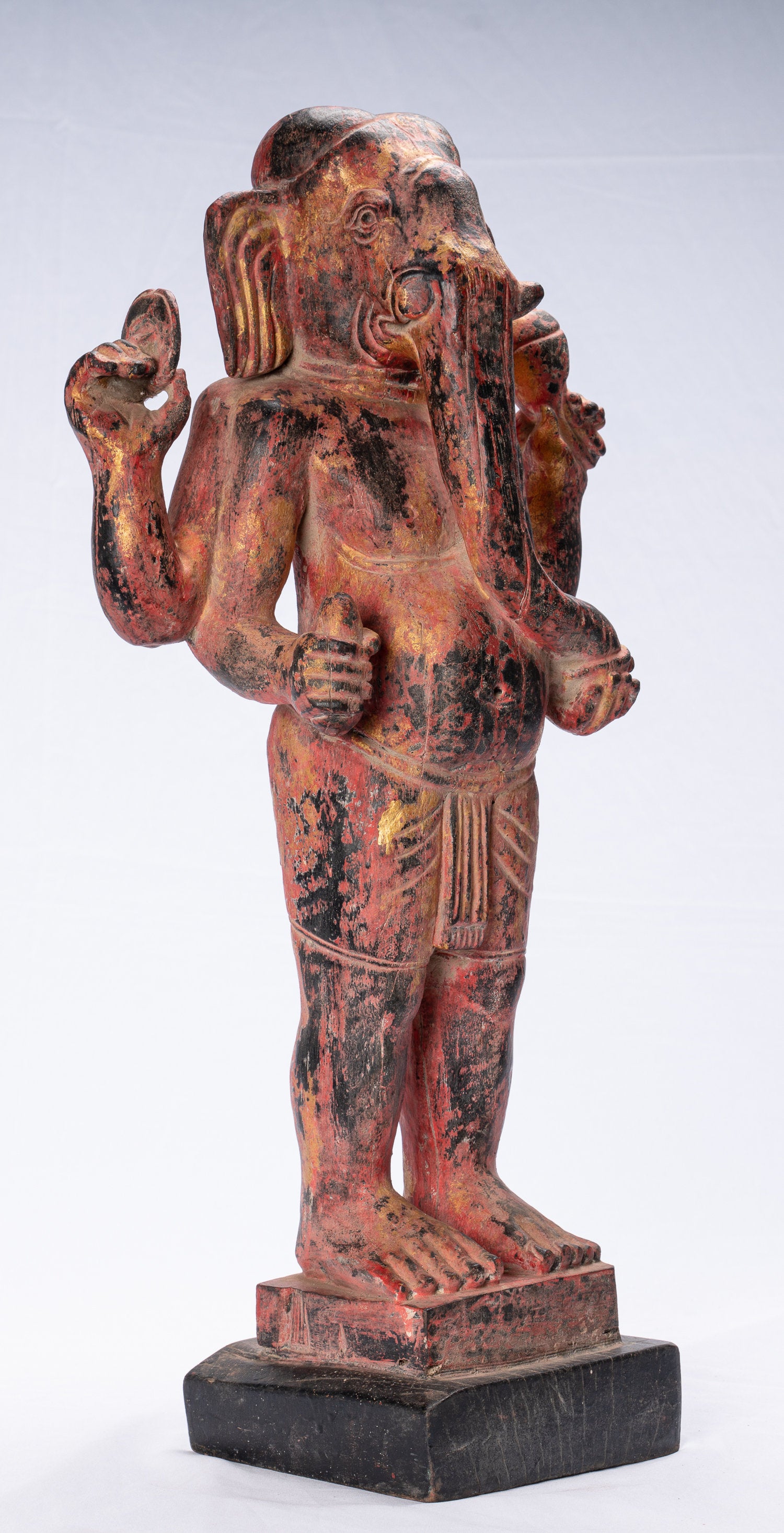 Ganesha-Statue – stehende Ganesha-Statue aus rotem Khmer-Holz im antiken Bayon-Stil – 59 cm.