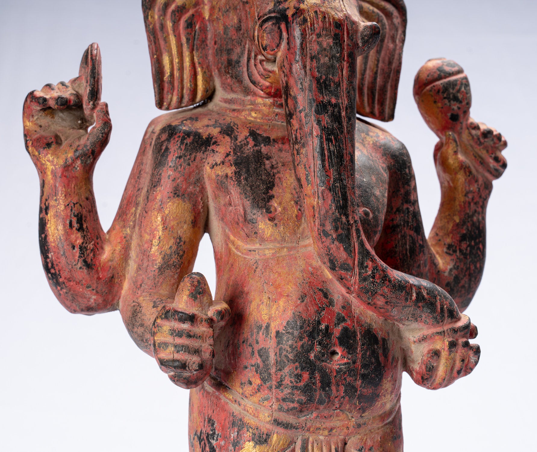 Ganesha-Statue – stehende Ganesha-Statue aus rotem Khmer-Holz im antiken Bayon-Stil – 59 cm.