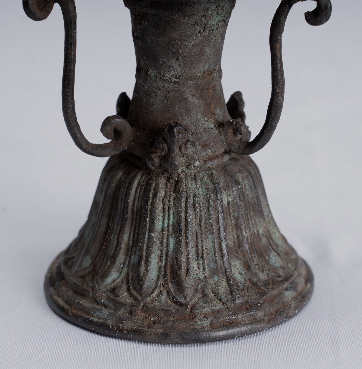 Buddha-Statue – antiker indonesischer Stil, stehender javanischer Anbetungs-Buddha aus Bronze – 21 cm.