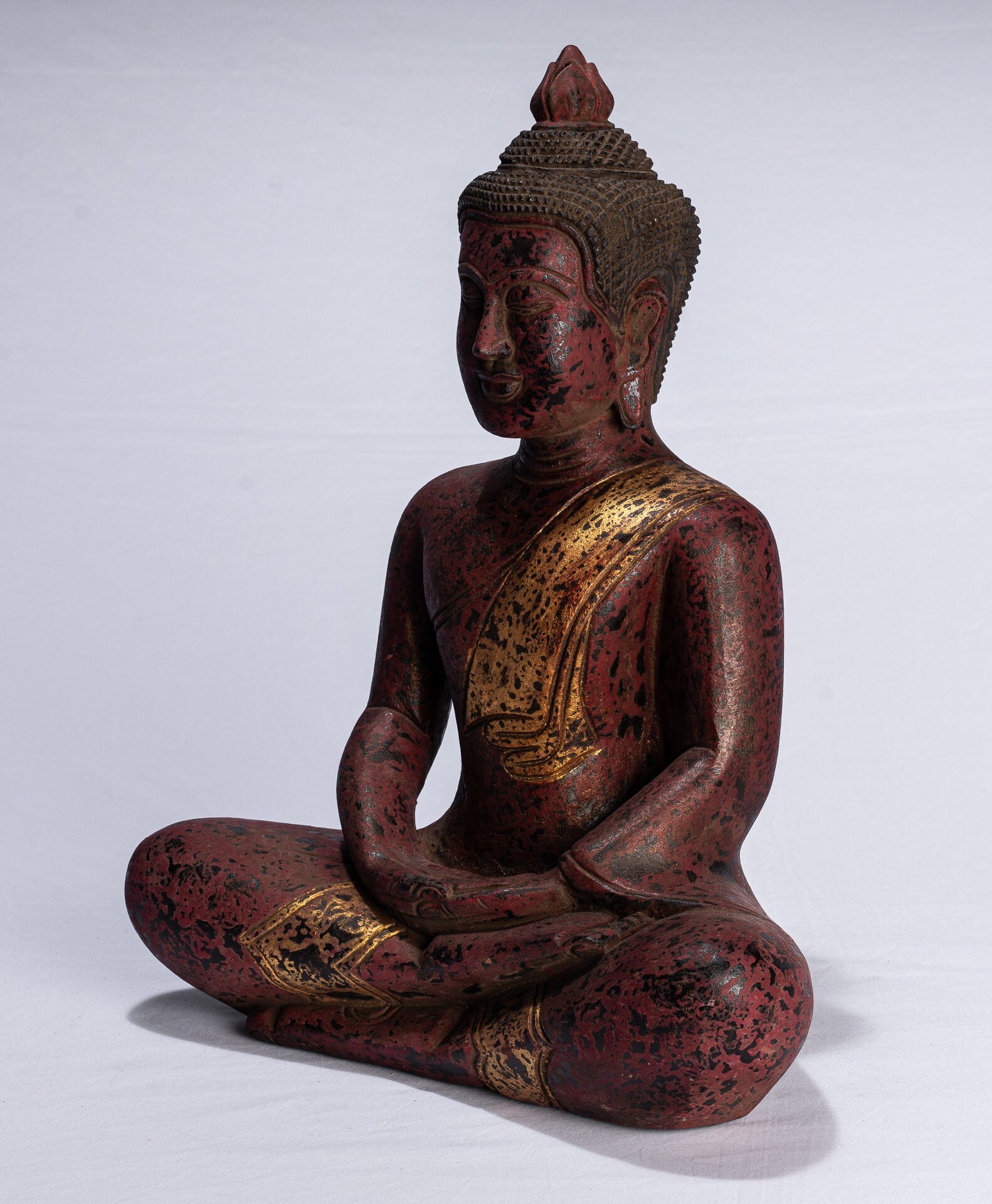 Antike sitzende Buddha-Statue aus Holz im Khmer-Stil, Dhyana-Meditations-Mudra – 43 cm.