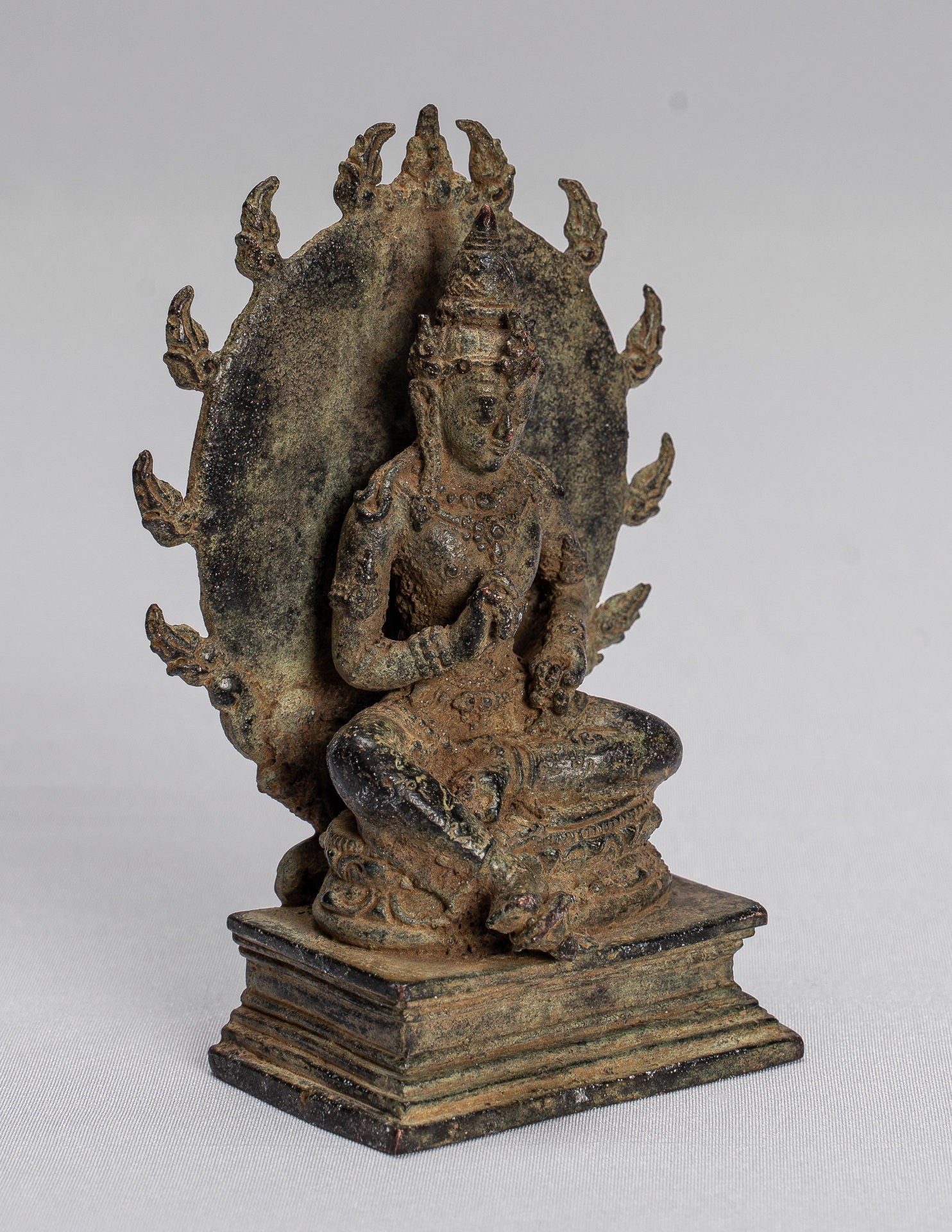 Statue de Tara - statue de Devi Tara en bronze assis majapatit de style javanais ancien - 10.5cm / 4 "