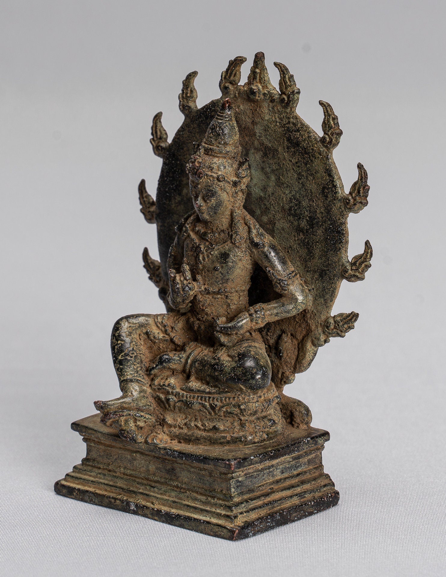 Statue de Tara - statue de Devi Tara en bronze assis majapatit de style javanais ancien - 10.5cm / 4 "