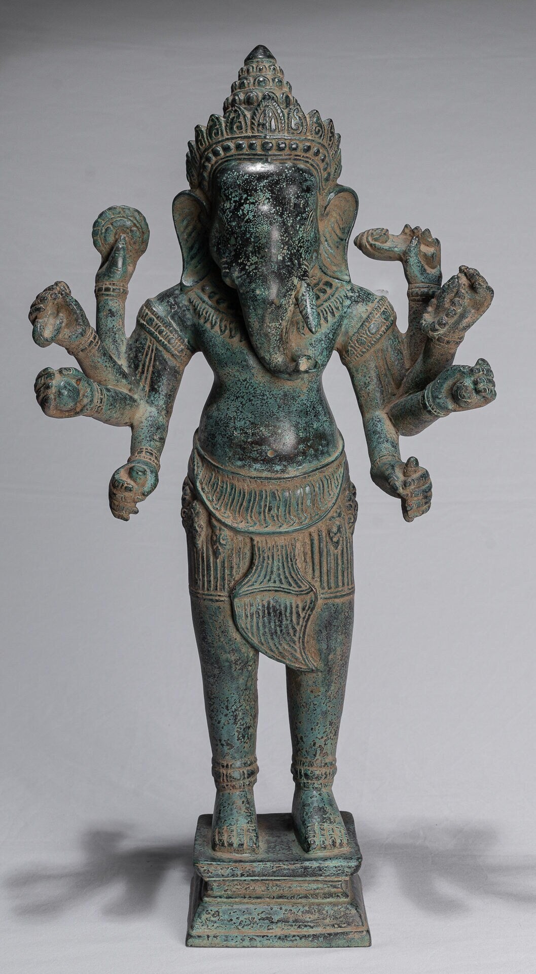 Ganesha-Statue – Antiker Khmer-Stil, montierte stehende Bronze-Angkor-Wat-Ganesha-Statue – 55 cm/22 Zoll