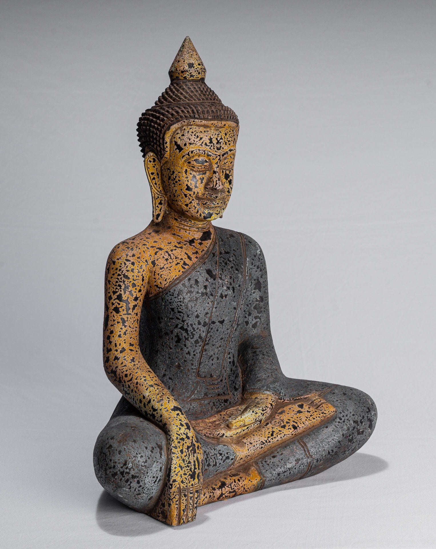 Statue de Bouddha - Statue de Bouddha des Lumières en bois assis de style khmer antique d'Asie du Sud-Est - 45 cm/18"