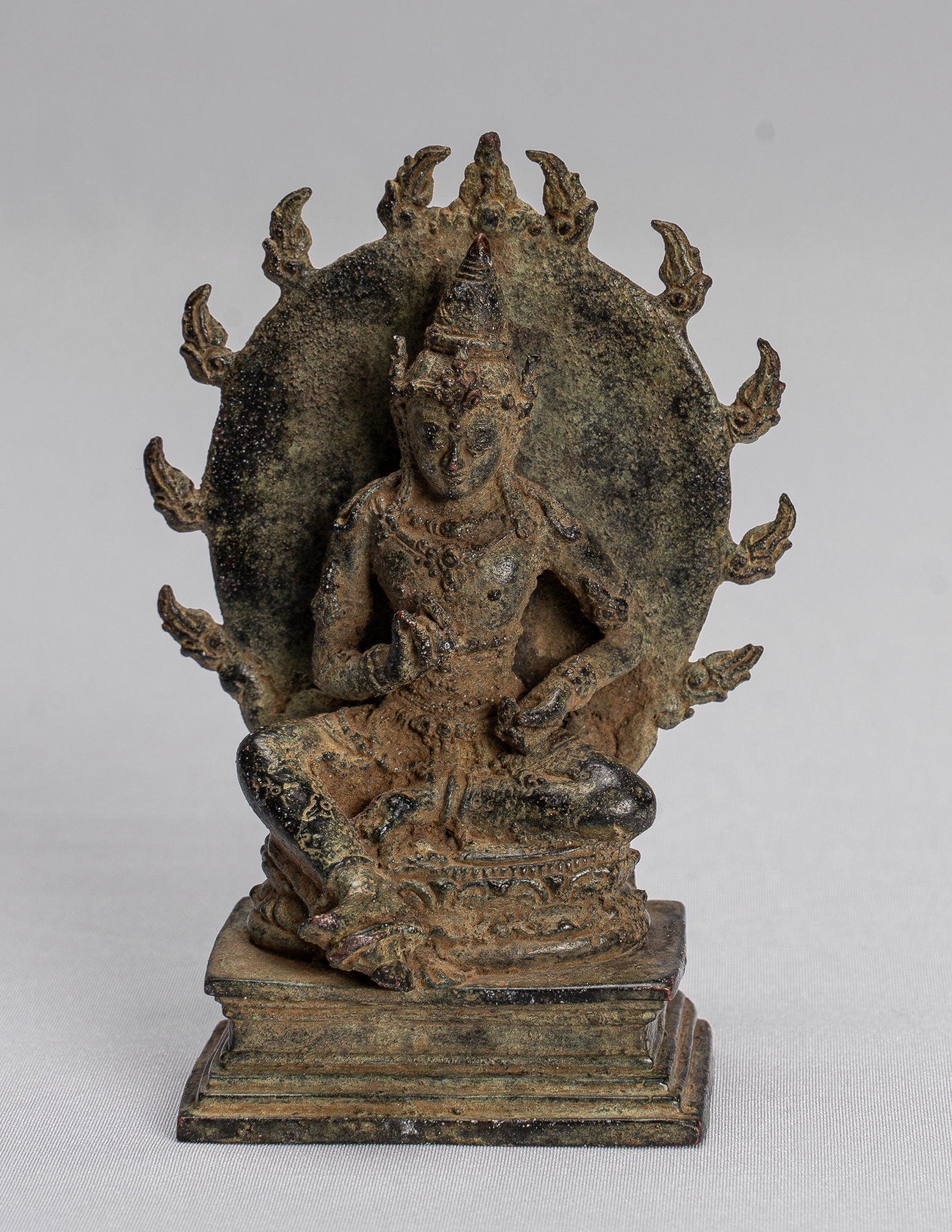 Statue de Tara - statue de Devi Tara en bronze assis majapatit de style javanais ancien - 10.5cm / 4 "