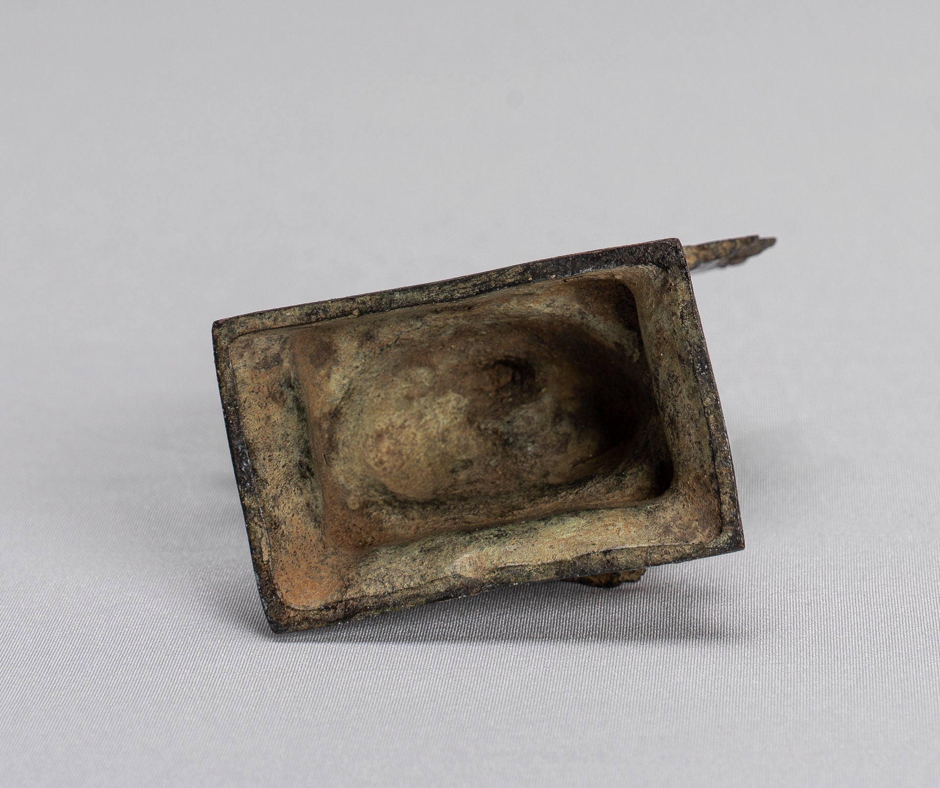 Statue de Tara - statue de Devi Tara en bronze assis majapatit de style javanais ancien - 10.5cm / 4 "