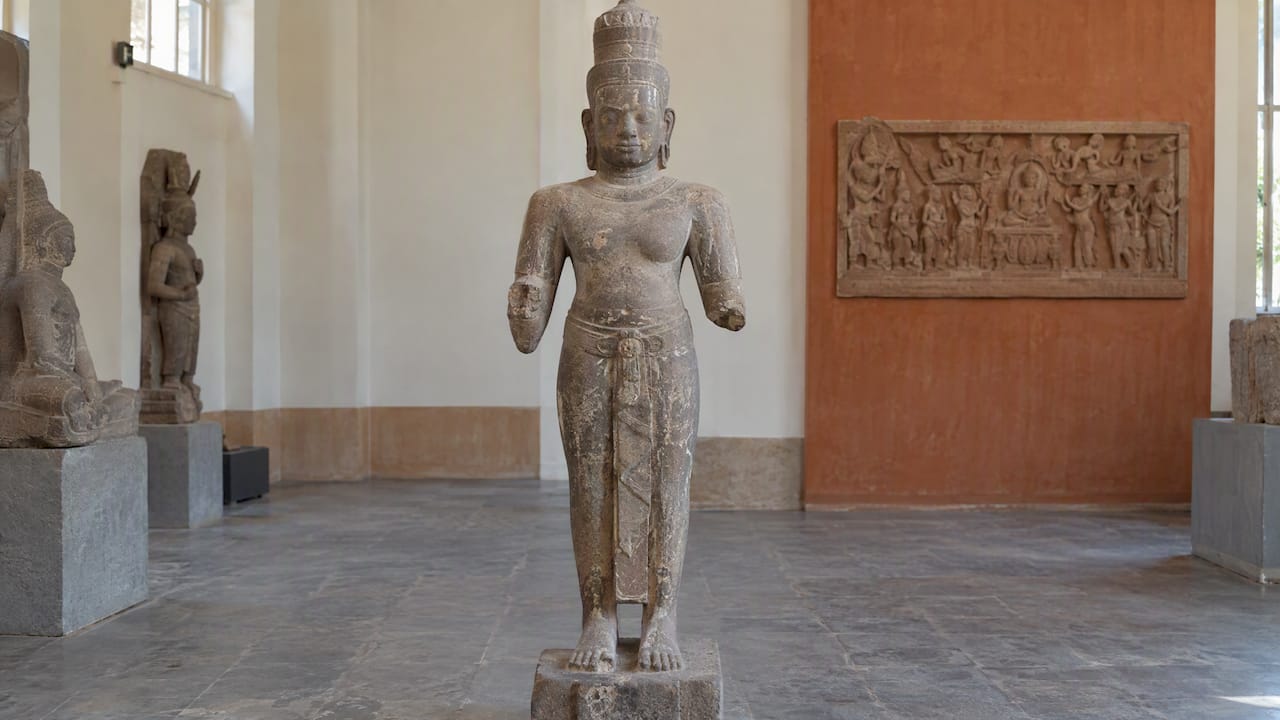 Khmer Vishnu statue wearing a cylindrical crown