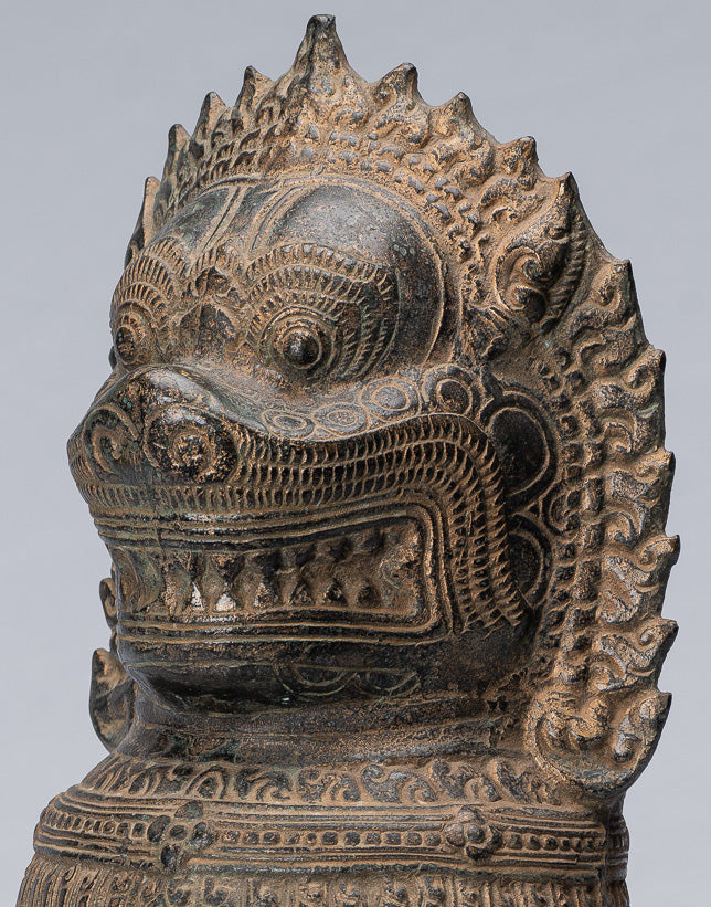 Leone del tempio - Guardiano o leone del tempio in piedi in bronzo antico in stile Khmer - 39 cm/16"