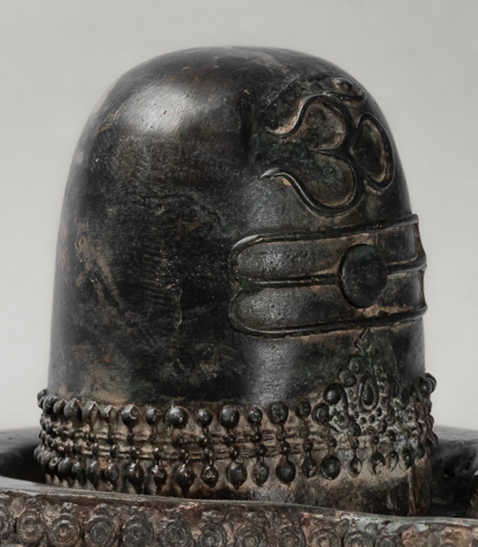 Linga – Antiker Shiva-Linga / Lingnum & Yoni aus Bronze im indischen Stil aus Südasien – 21 cm.