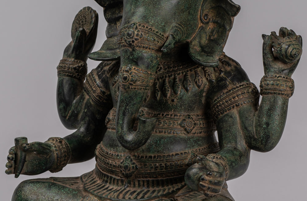 Statua di Ganesha - Statua di Ganesh a quattro braccia seduto in bronzo di Angkor Wat in stile Khmer antico - 38 cm/15"