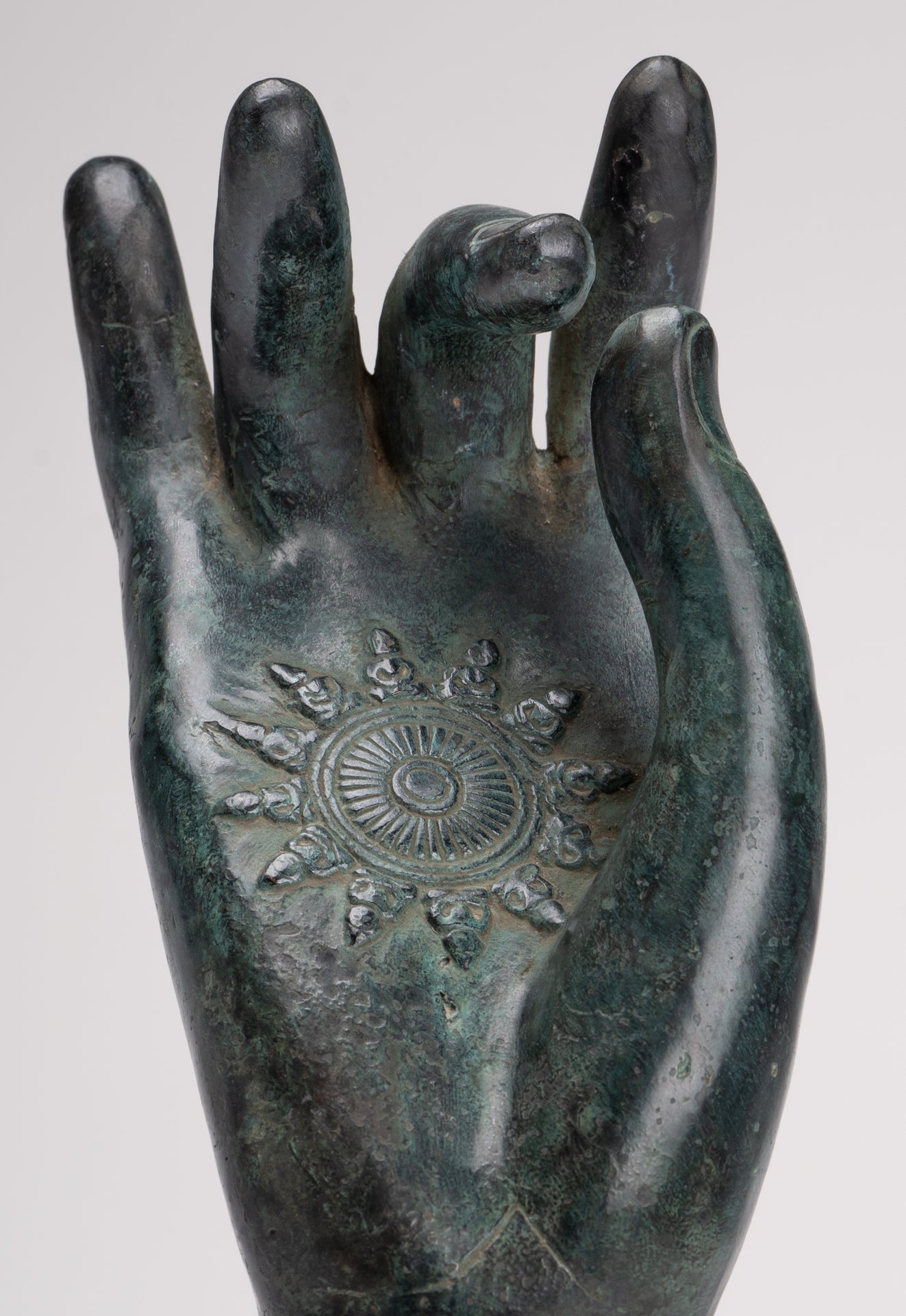 Hand enseignant du bronze de style khmer antique monté Asie du Sud-Est - 29 cm / 12 "