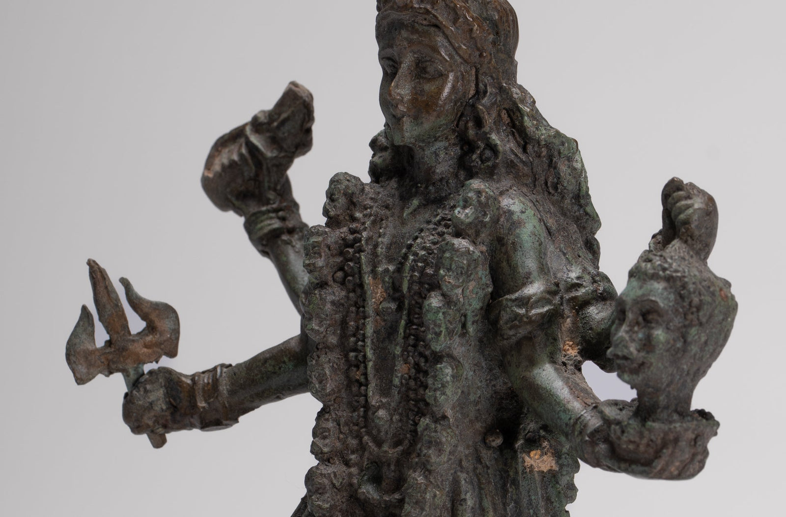 Statue de Kali – Statue de Kali ou Mahakali debout en bronze de style indien antique – 19 cm.