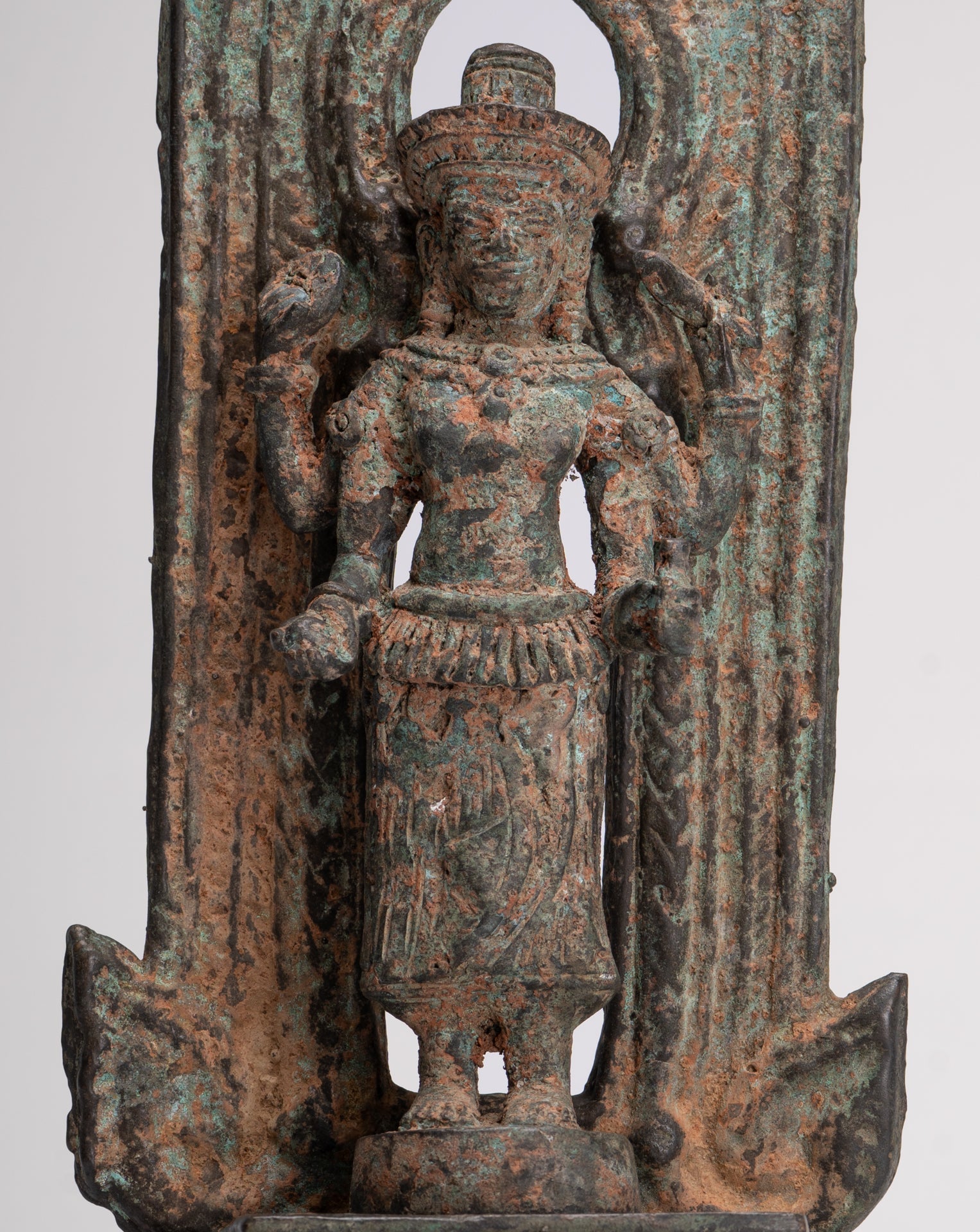 Estatua antigua de Vishnu entronizado en bronce tailandés estilo Lopburi - 40 cm/16"