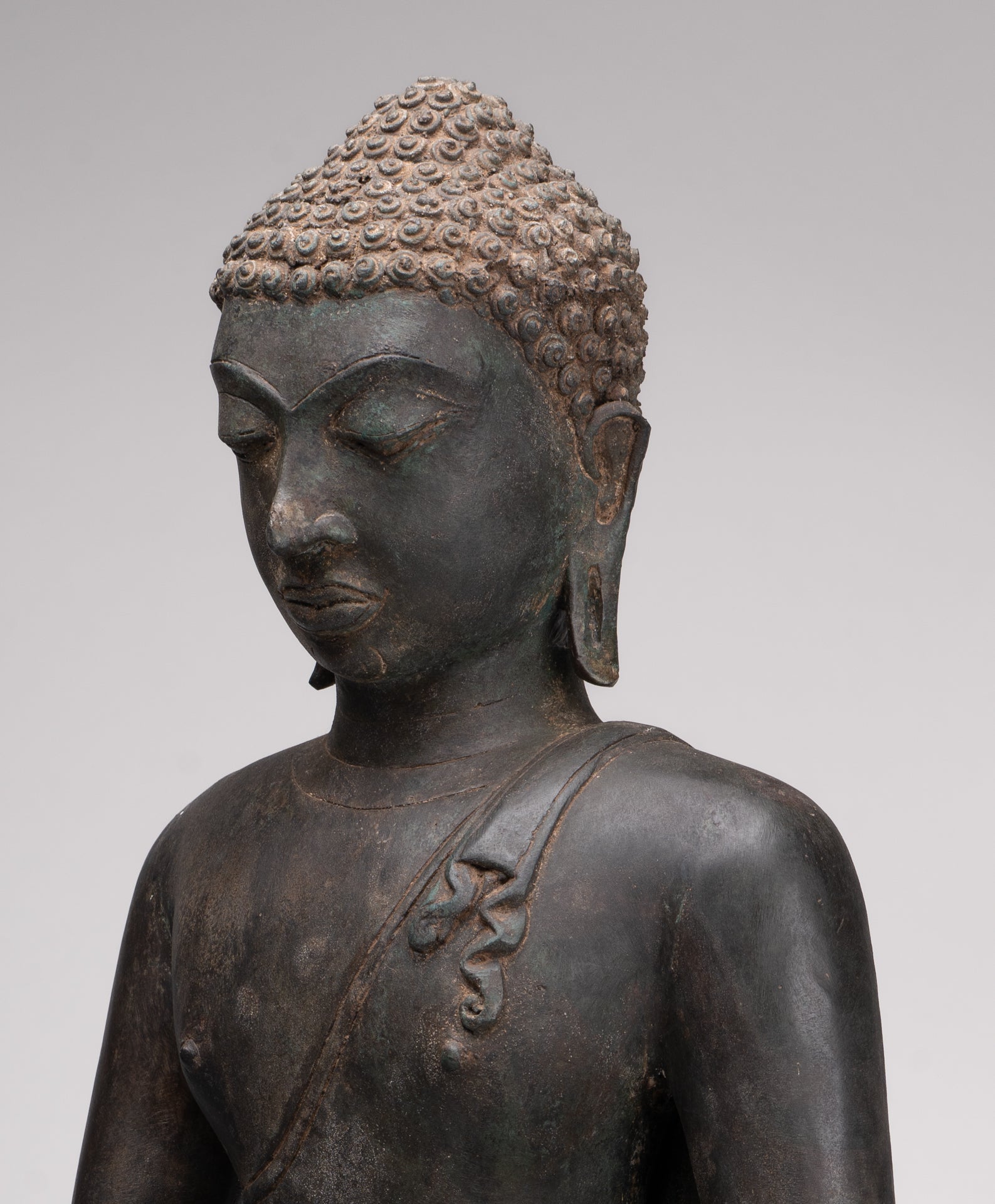Statue de Bouddha – Statue antique de Bouddha assis de style Srivijaya – 63 cm.
