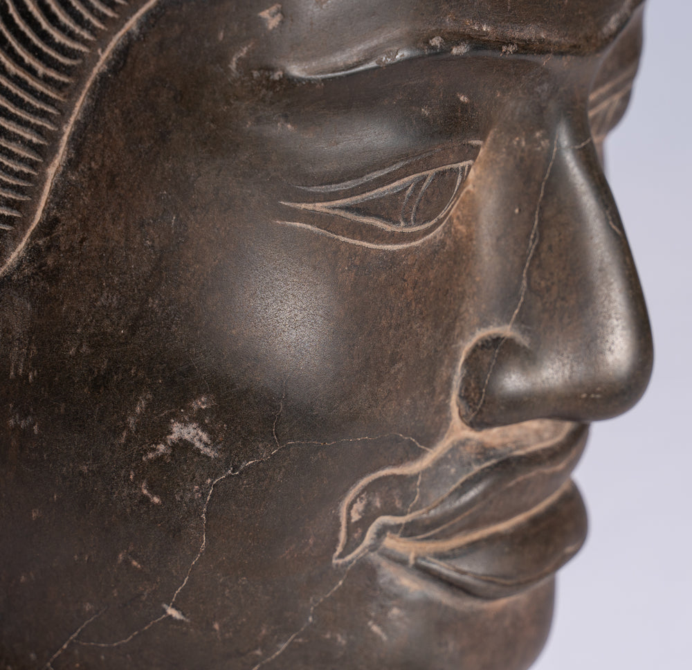 Statua di Vishnu - Testa di Vishnu Khmer montata su pietra in stile Banteay Srei antico - 44 cm / 18"